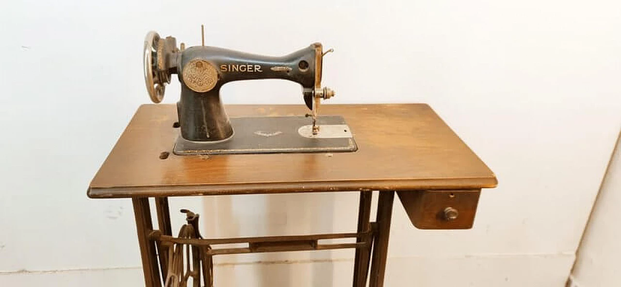 Cast iron and walnut Singer sewing machine, late 19th century 9