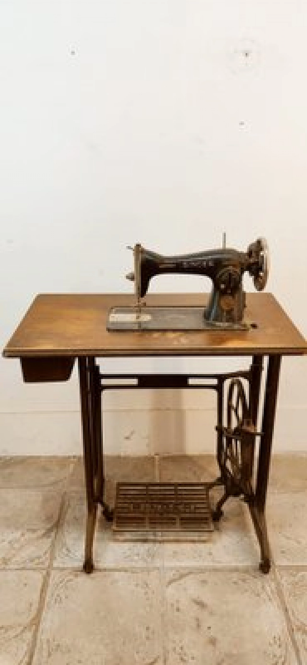 Cast iron and walnut Singer sewing machine, late 19th century 14