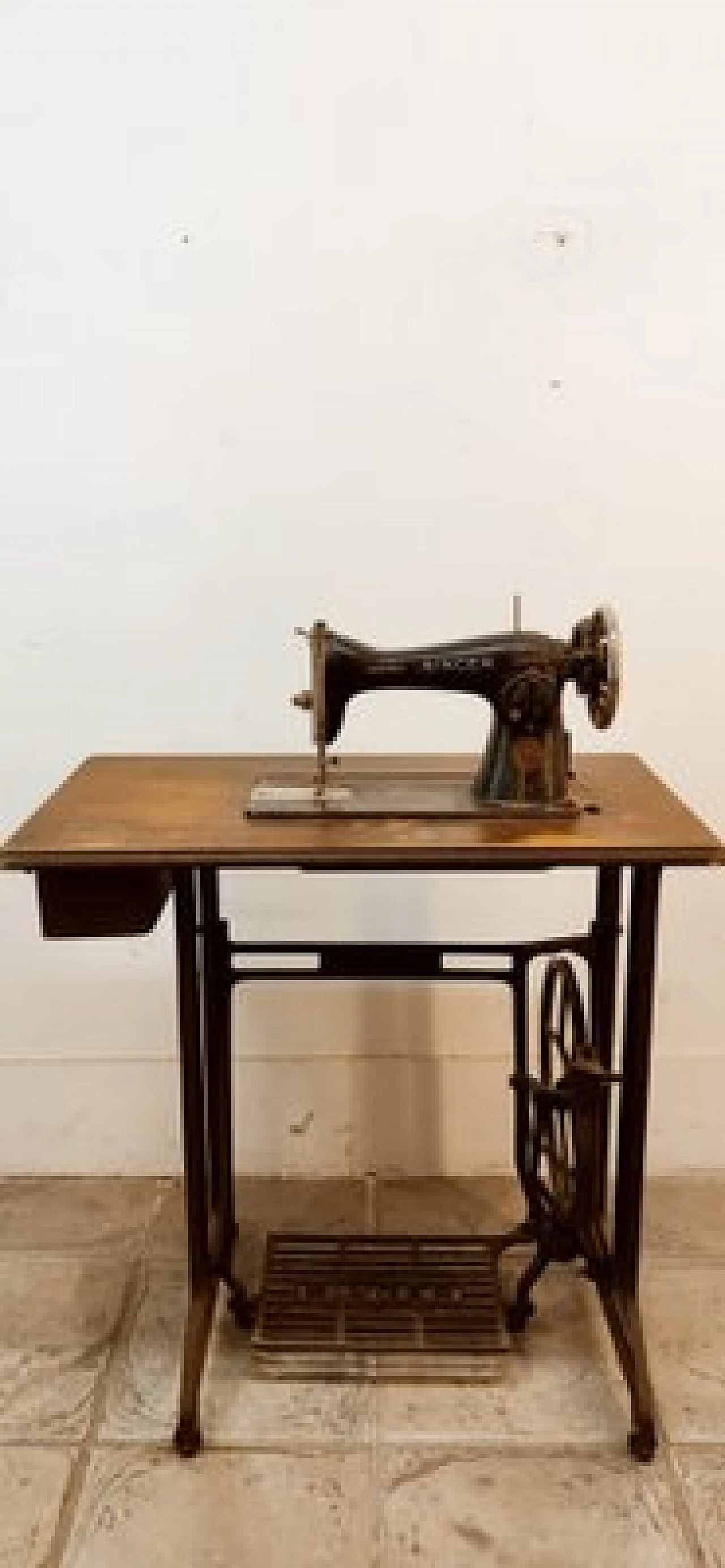 Cast iron and walnut Singer sewing machine, late 19th century 15