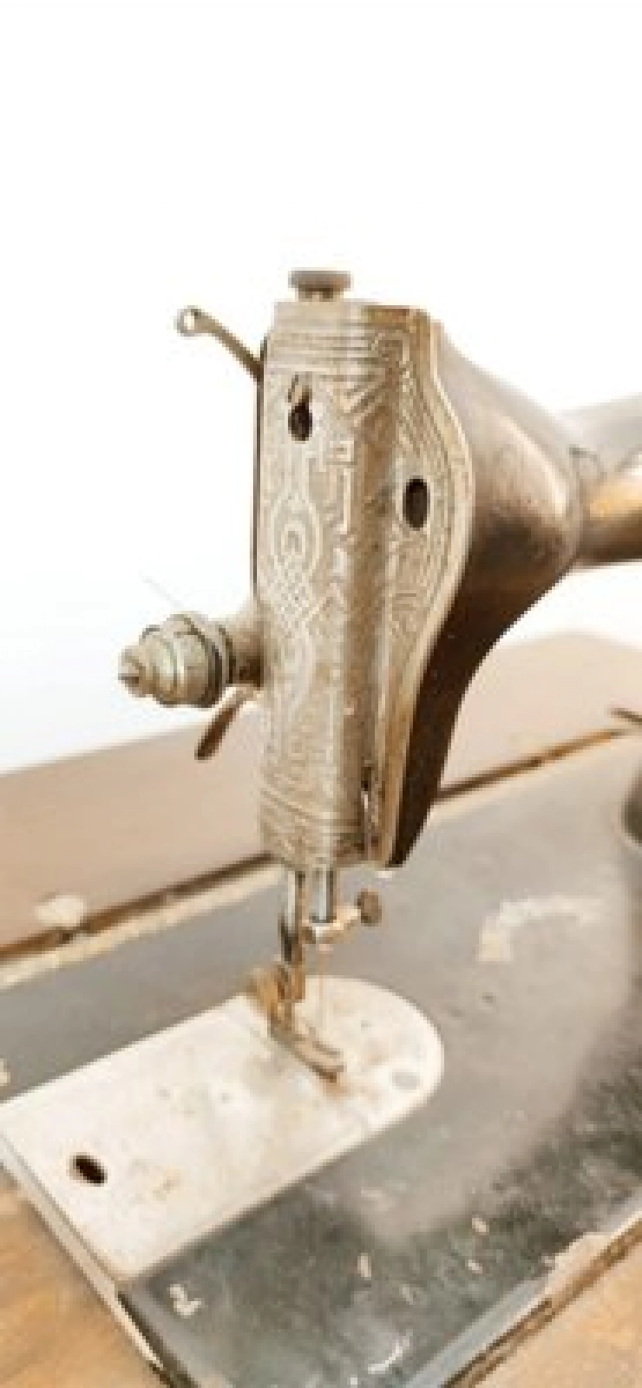 Cast iron and walnut Singer sewing machine, late 19th century 17
