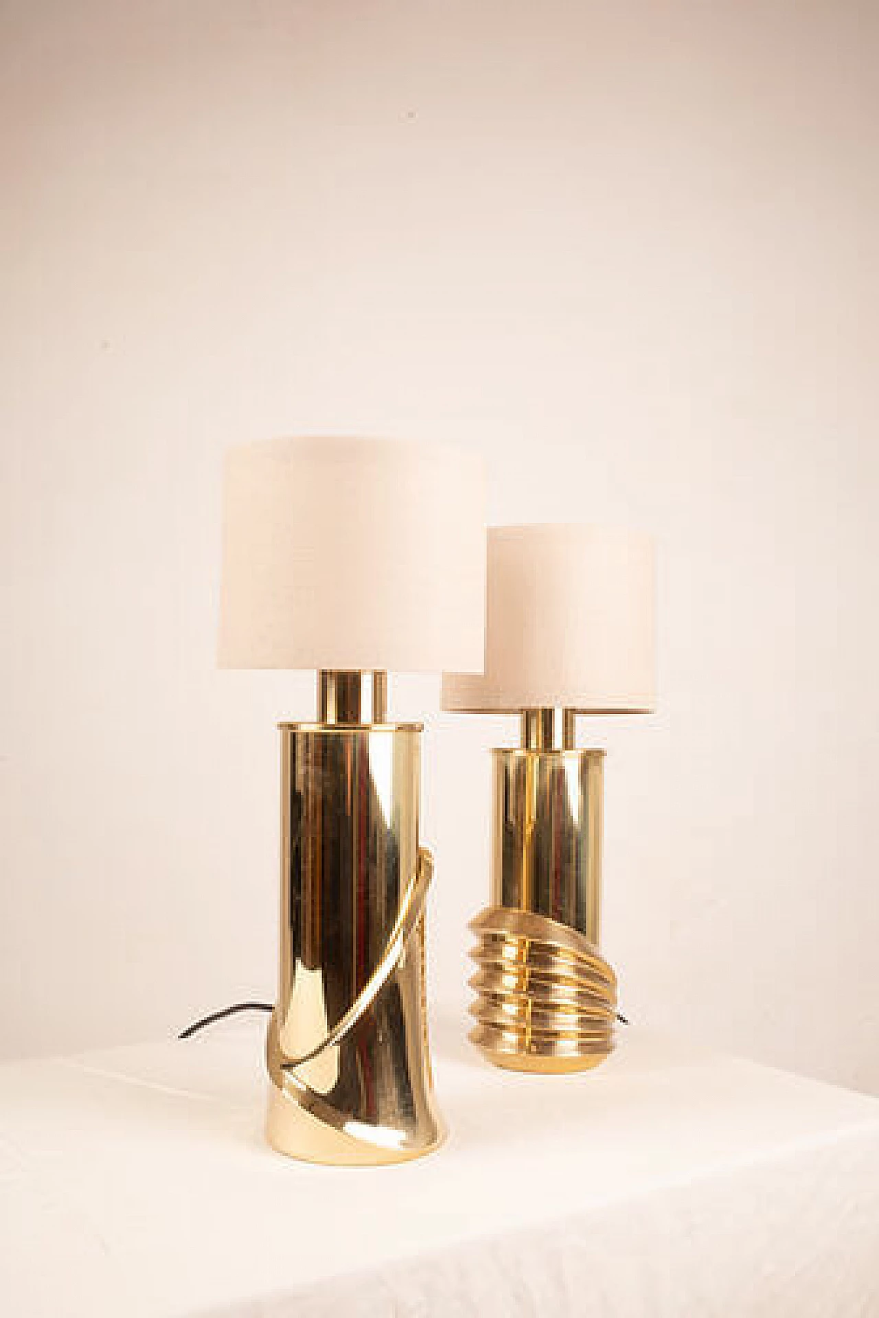 Coppia di lampade da tavolo in ottone di Luciano Frigerio per Frigerio di Desio, anni '70 12