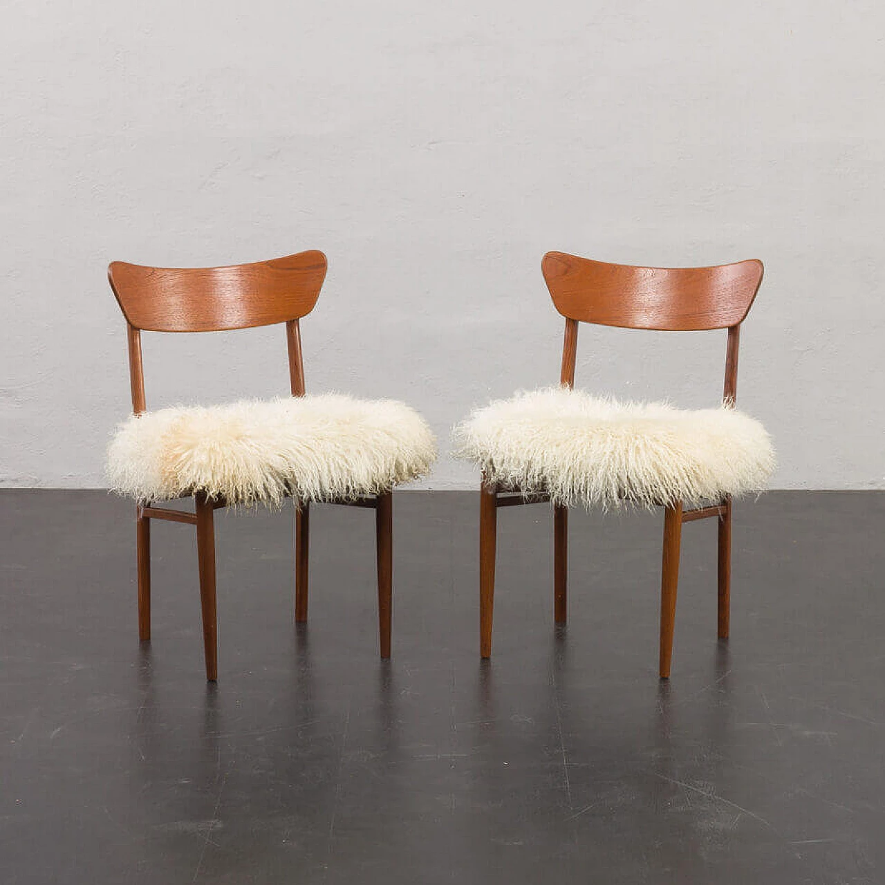 Coppia di sedie danesi in teak massiccio con pelle di pecora a pelo lungo nello stile di Hans Wegner, anni '60 1