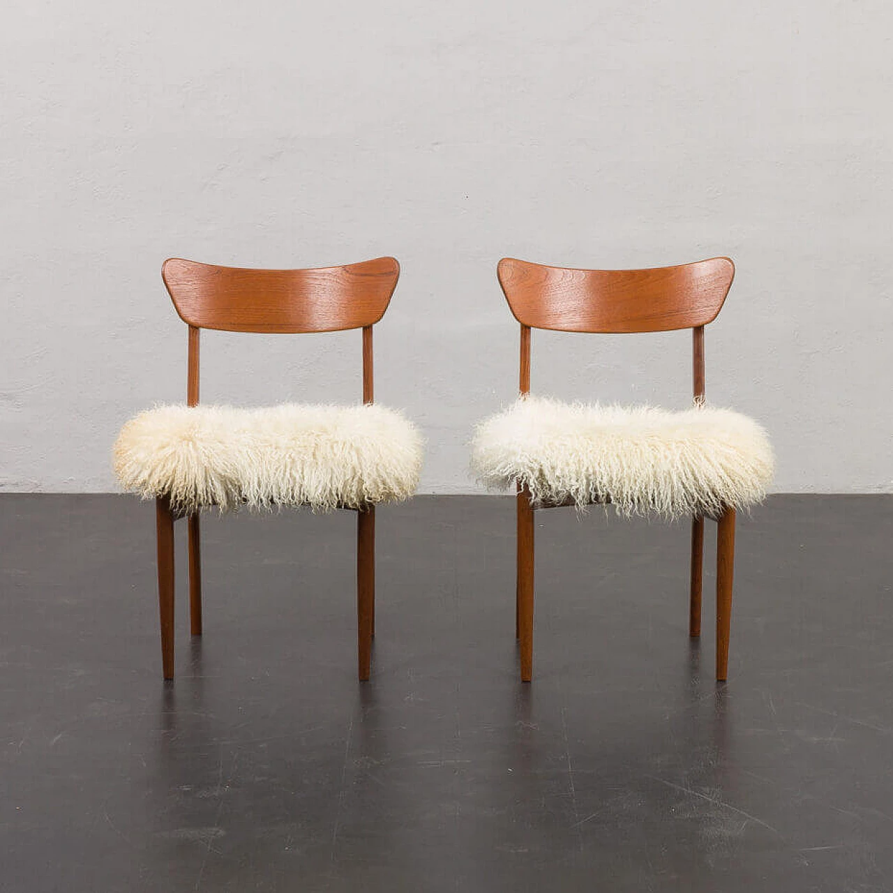 Coppia di sedie danesi in teak massiccio con pelle di pecora a pelo lungo nello stile di Hans Wegner, anni '60 2