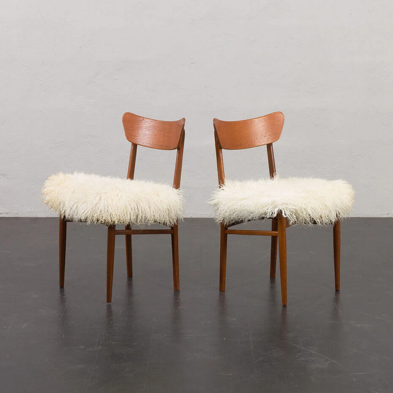 Coppia di sedie danesi in teak massiccio con pelle di pecora a pelo lungo nello stile di Hans Wegner, anni '60 3