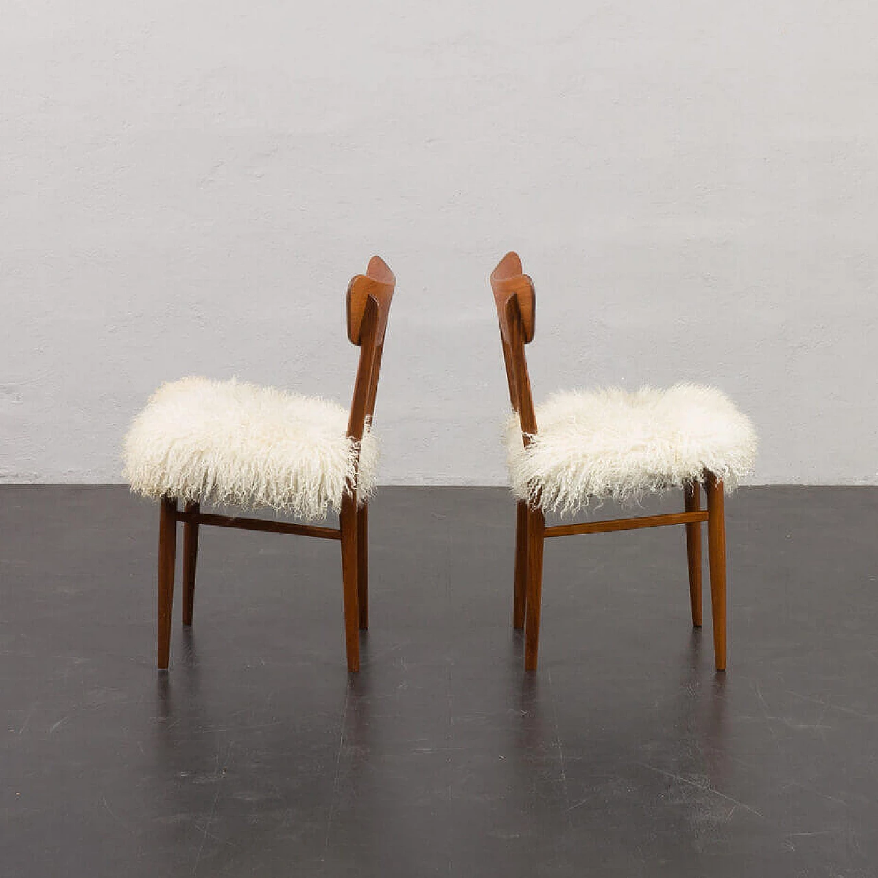 Coppia di sedie danesi in teak massiccio con pelle di pecora a pelo lungo nello stile di Hans Wegner, anni '60 4