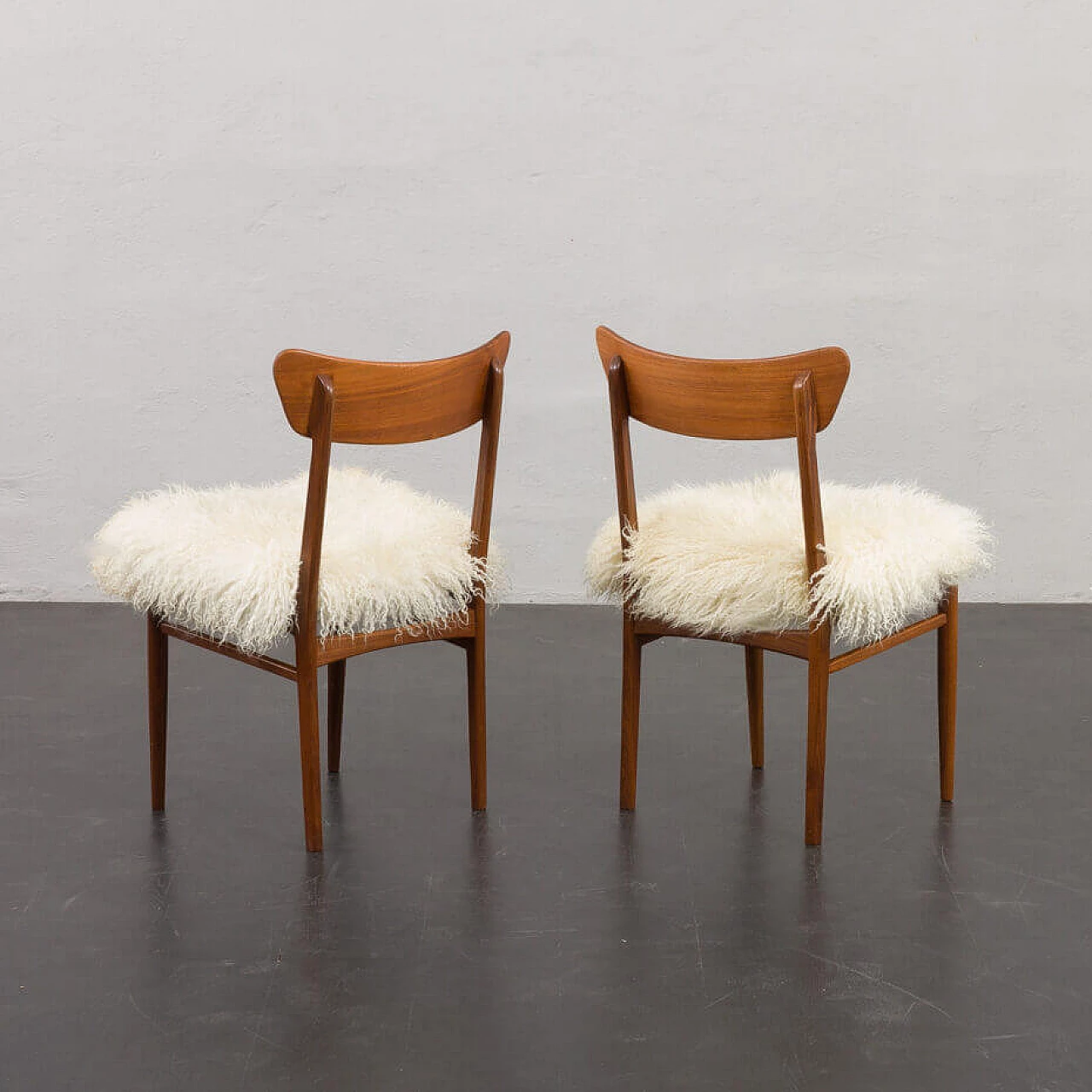 Coppia di sedie danesi in teak massiccio con pelle di pecora a pelo lungo nello stile di Hans Wegner, anni '60 5