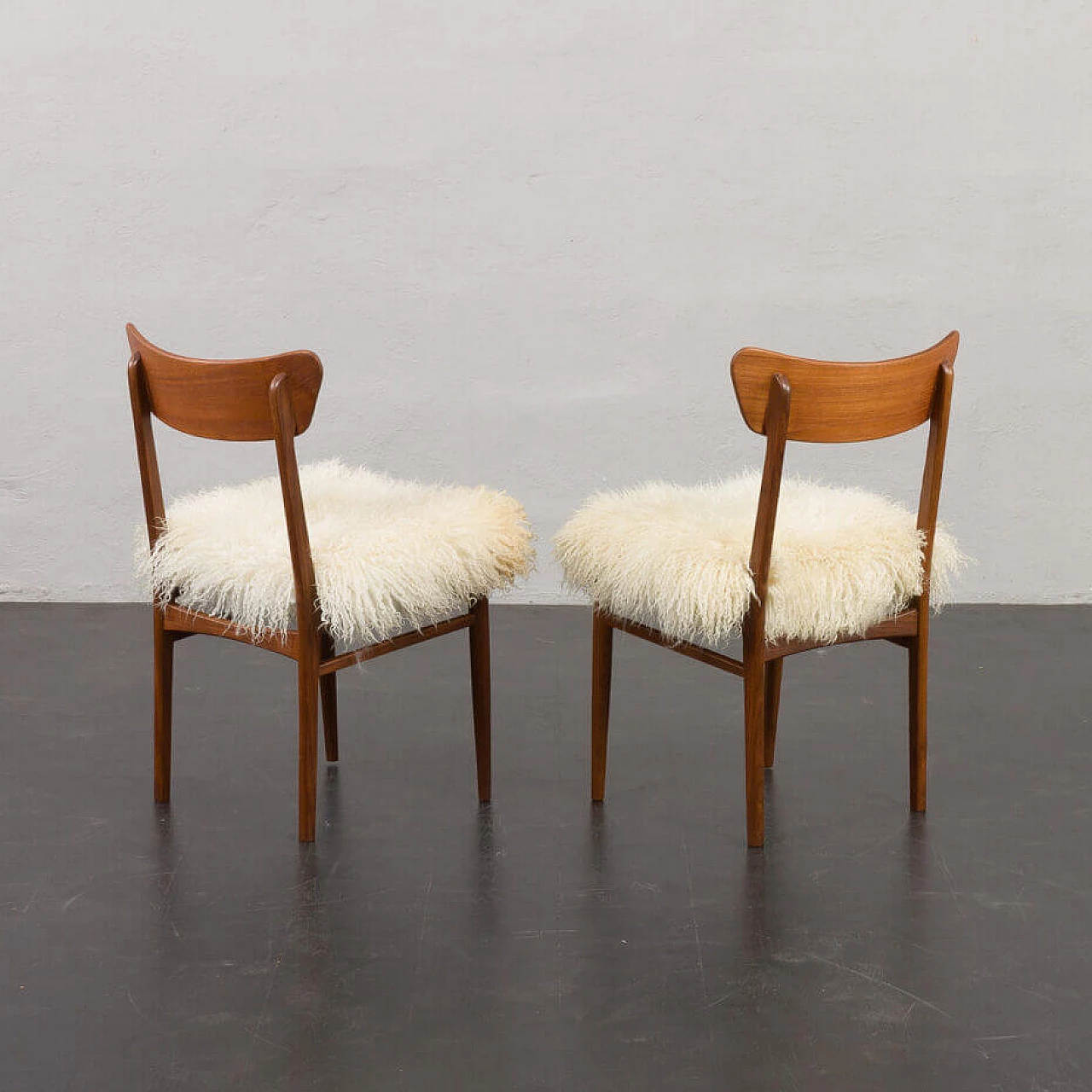 Coppia di sedie danesi in teak massiccio con pelle di pecora a pelo lungo nello stile di Hans Wegner, anni '60 6