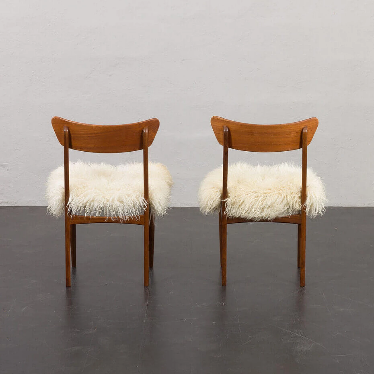 Coppia di sedie danesi in teak massiccio con pelle di pecora a pelo lungo nello stile di Hans Wegner, anni '60 7