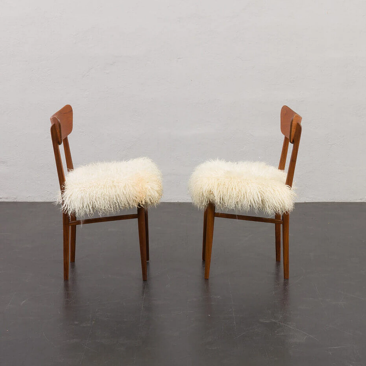 Coppia di sedie danesi in teak massiccio con pelle di pecora a pelo lungo nello stile di Hans Wegner, anni '60 8