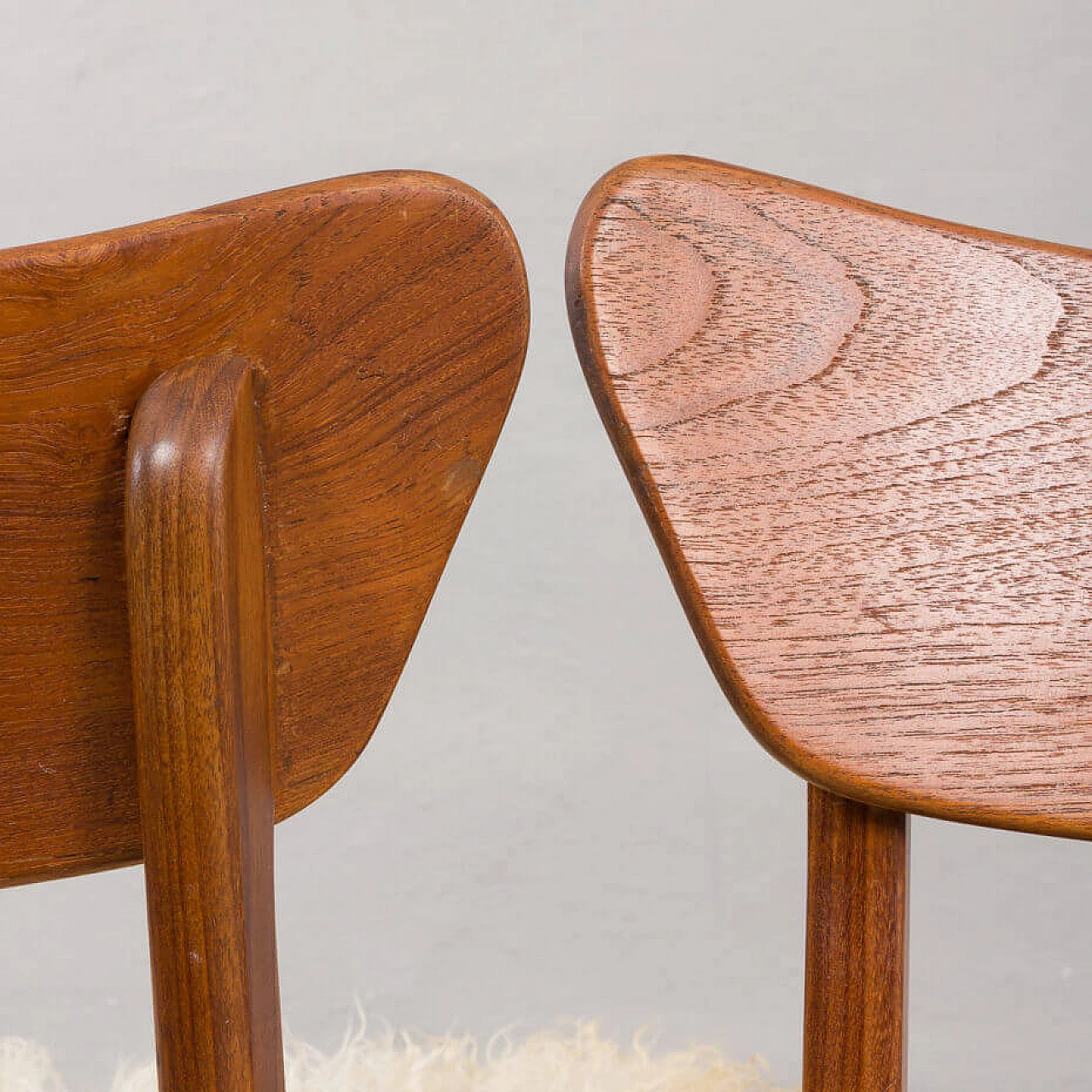 Coppia di sedie danesi in teak massiccio con pelle di pecora a pelo lungo nello stile di Hans Wegner, anni '60 10