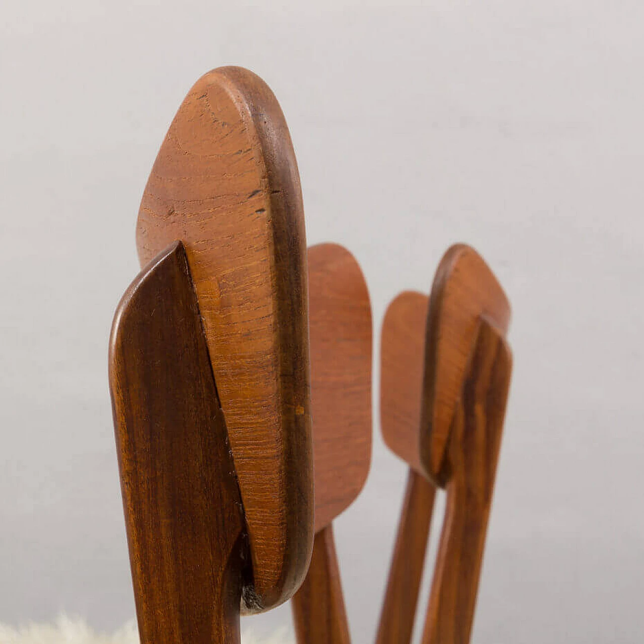 Coppia di sedie danesi in teak massiccio con pelle di pecora a pelo lungo nello stile di Hans Wegner, anni '60 11