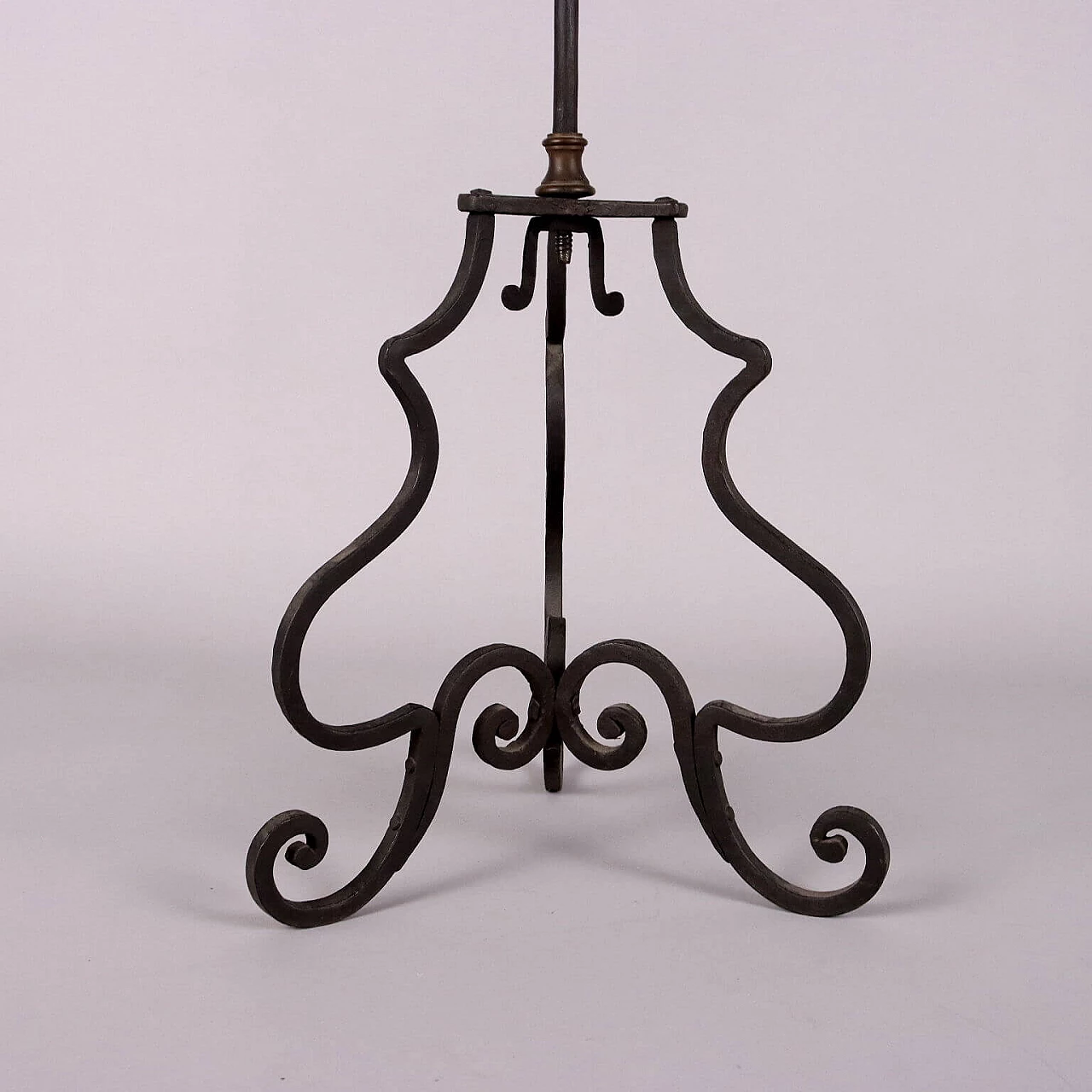 Wrought iron torch holder with gilded bronze details 4