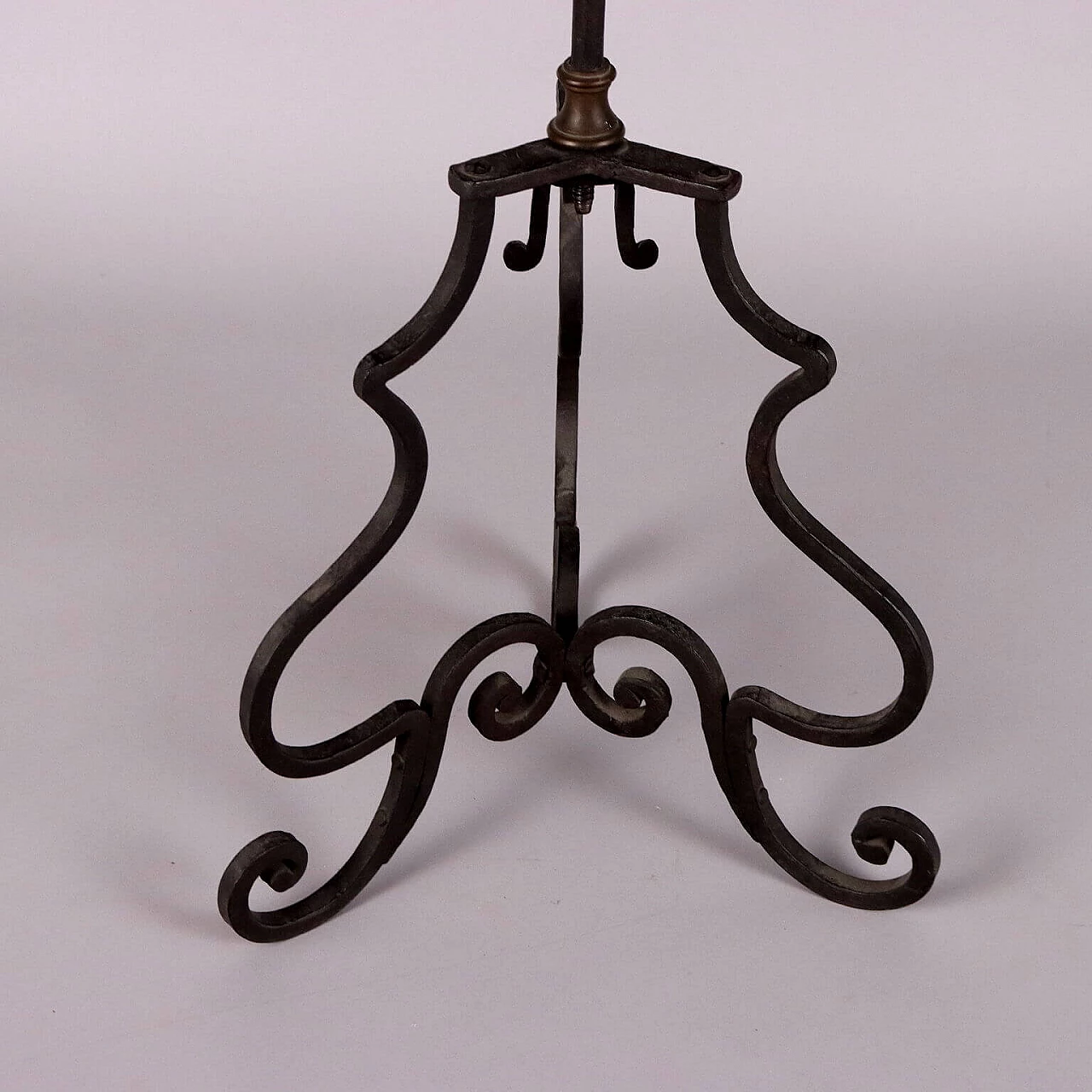Wrought iron torch holder with gilded bronze details 6