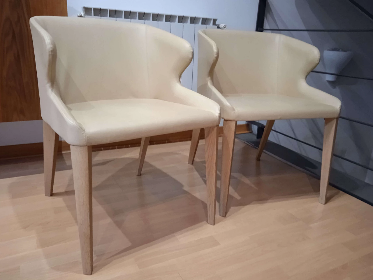 Coppia di poltroncine Leila 681 in pelle tortora di M. Manzoni e R. Tapinassi per Pedrali 3