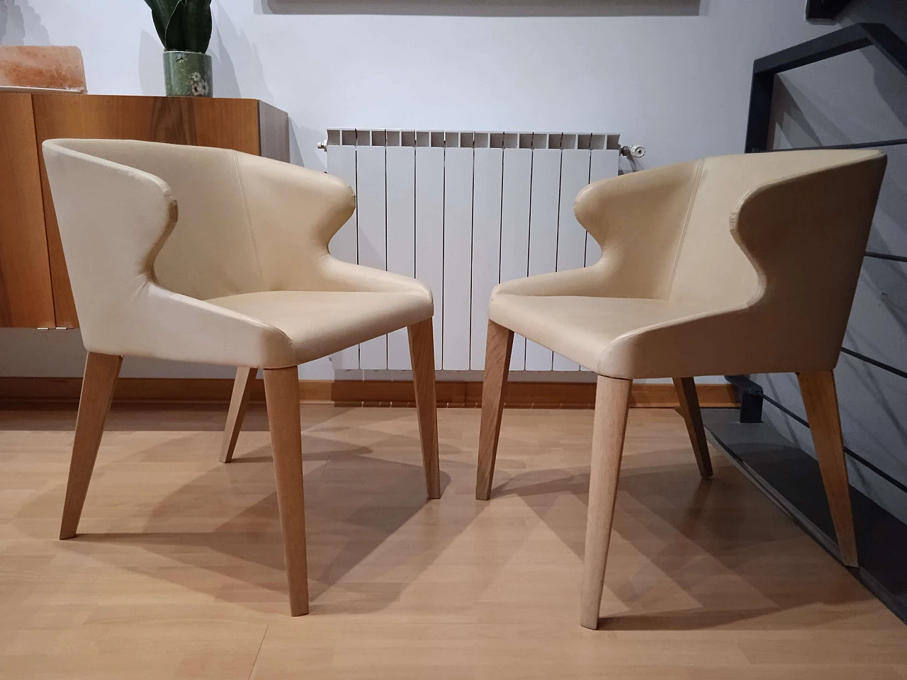 Coppia di poltroncine Leila 681 in pelle tortora di M. Manzoni e R. Tapinassi per Pedrali 4