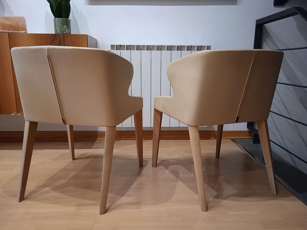 Coppia di poltroncine Leila 681 in pelle tortora di M. Manzoni e R. Tapinassi per Pedrali 5