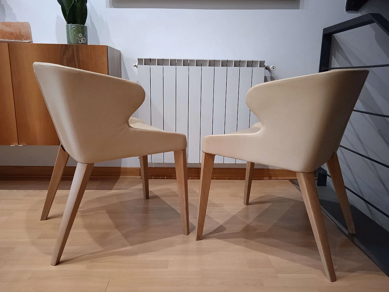 Coppia di poltroncine Leila 681 in pelle tortora di M. Manzoni e R. Tapinassi per Pedrali 6