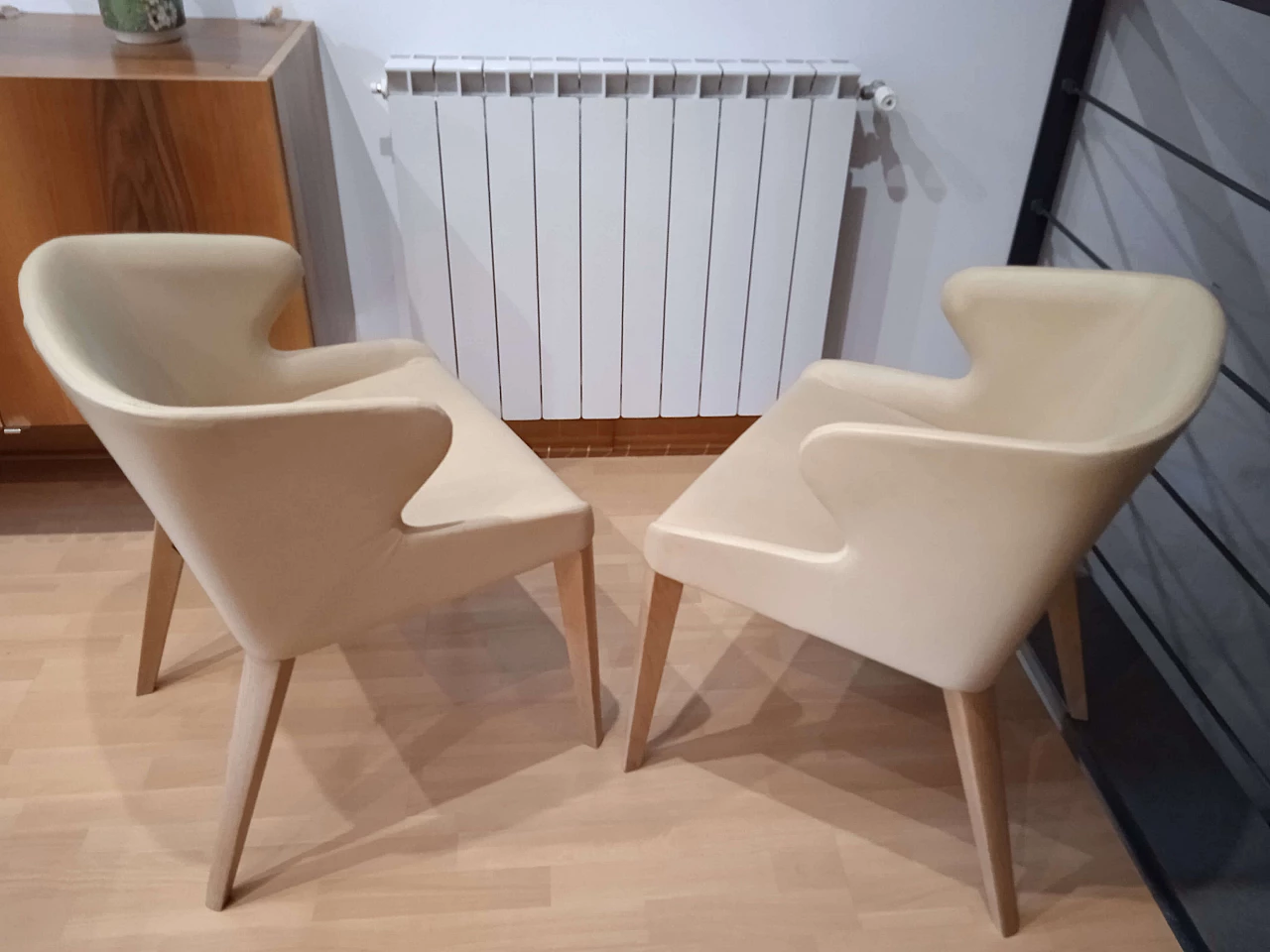 Coppia di poltroncine Leila 681 in pelle tortora di M. Manzoni e R. Tapinassi per Pedrali 7