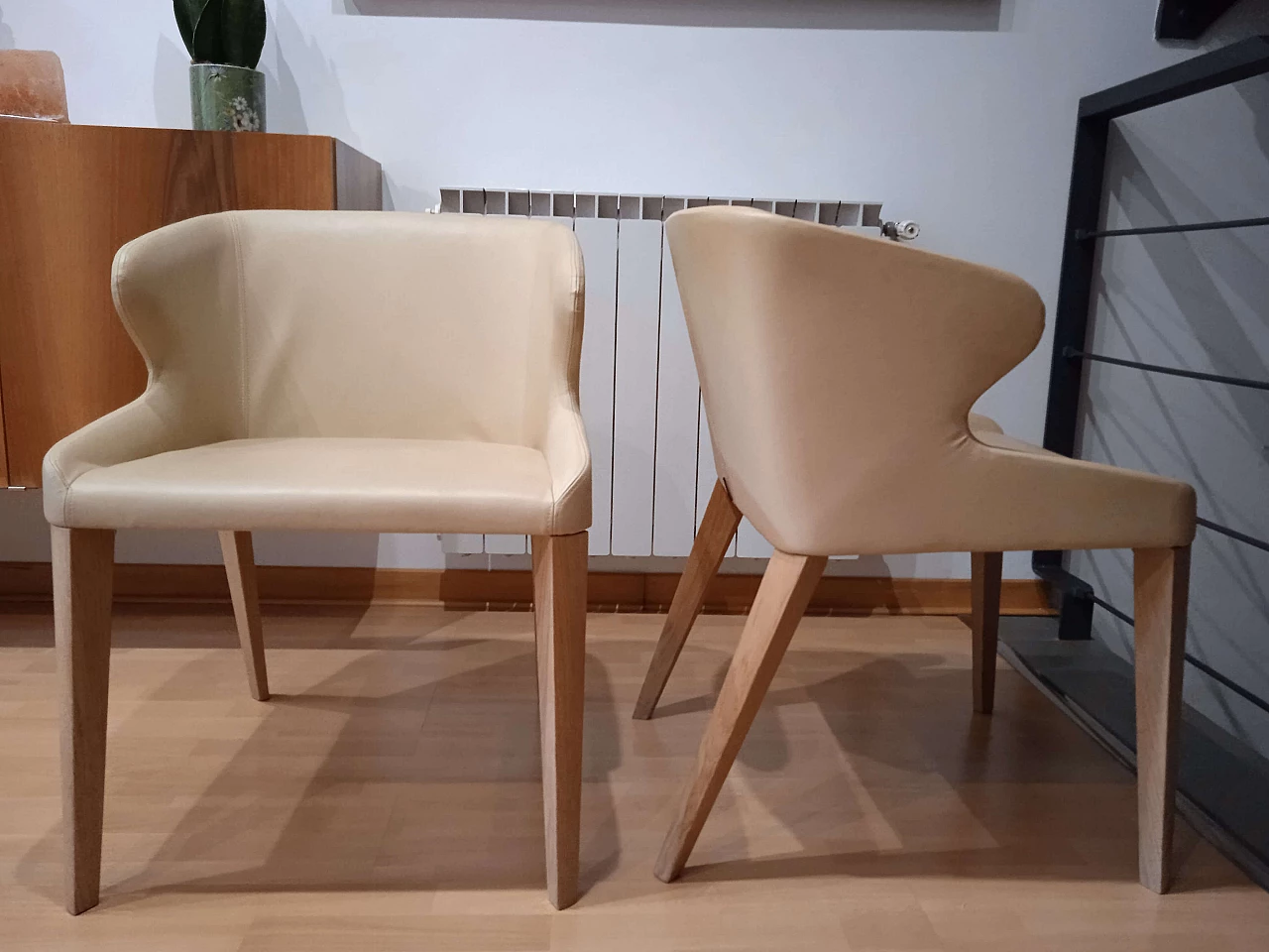 Coppia di poltroncine Leila 681 in pelle tortora di M. Manzoni e R. Tapinassi per Pedrali 8