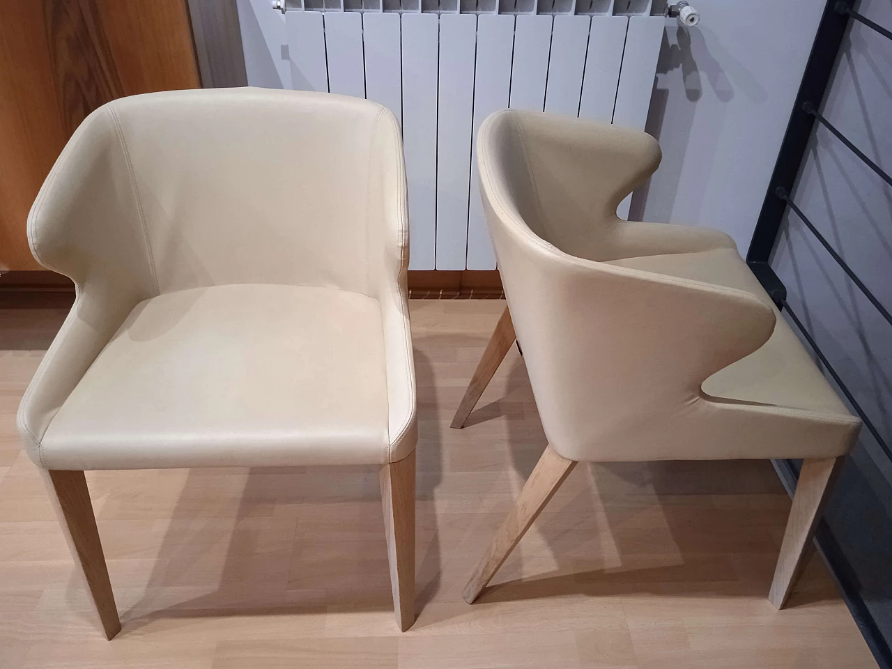 Coppia di poltroncine Leila 681 in pelle tortora di M. Manzoni e R. Tapinassi per Pedrali 9