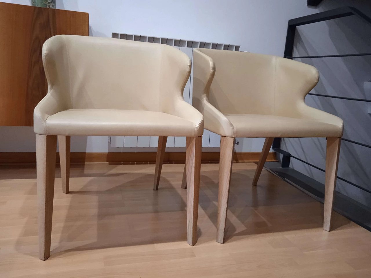 Coppia di poltroncine Leila 681 in pelle tortora di M. Manzoni e R. Tapinassi per Pedrali 11