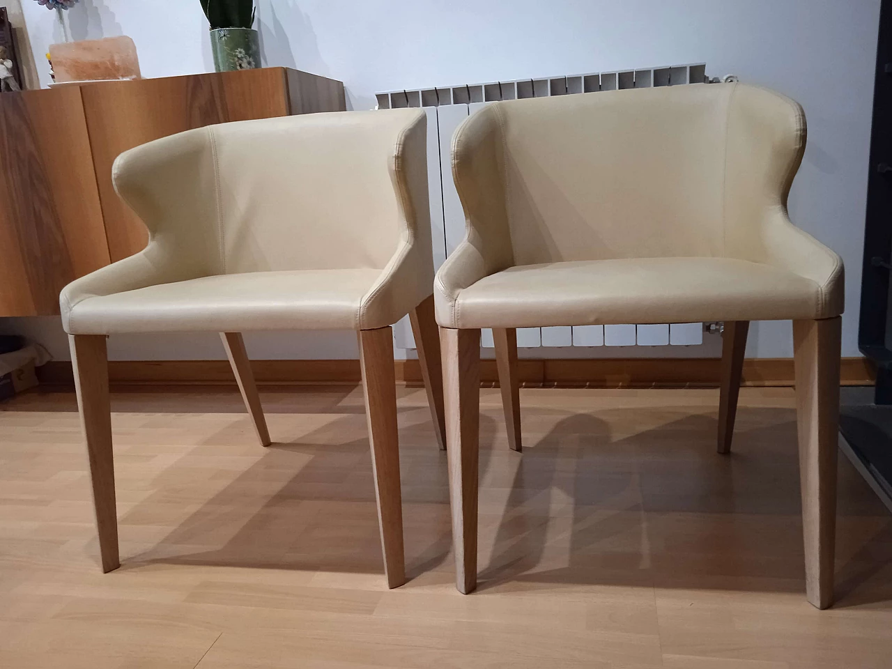 Coppia di poltroncine Leila 681 in pelle tortora di M. Manzoni e R. Tapinassi per Pedrali 12