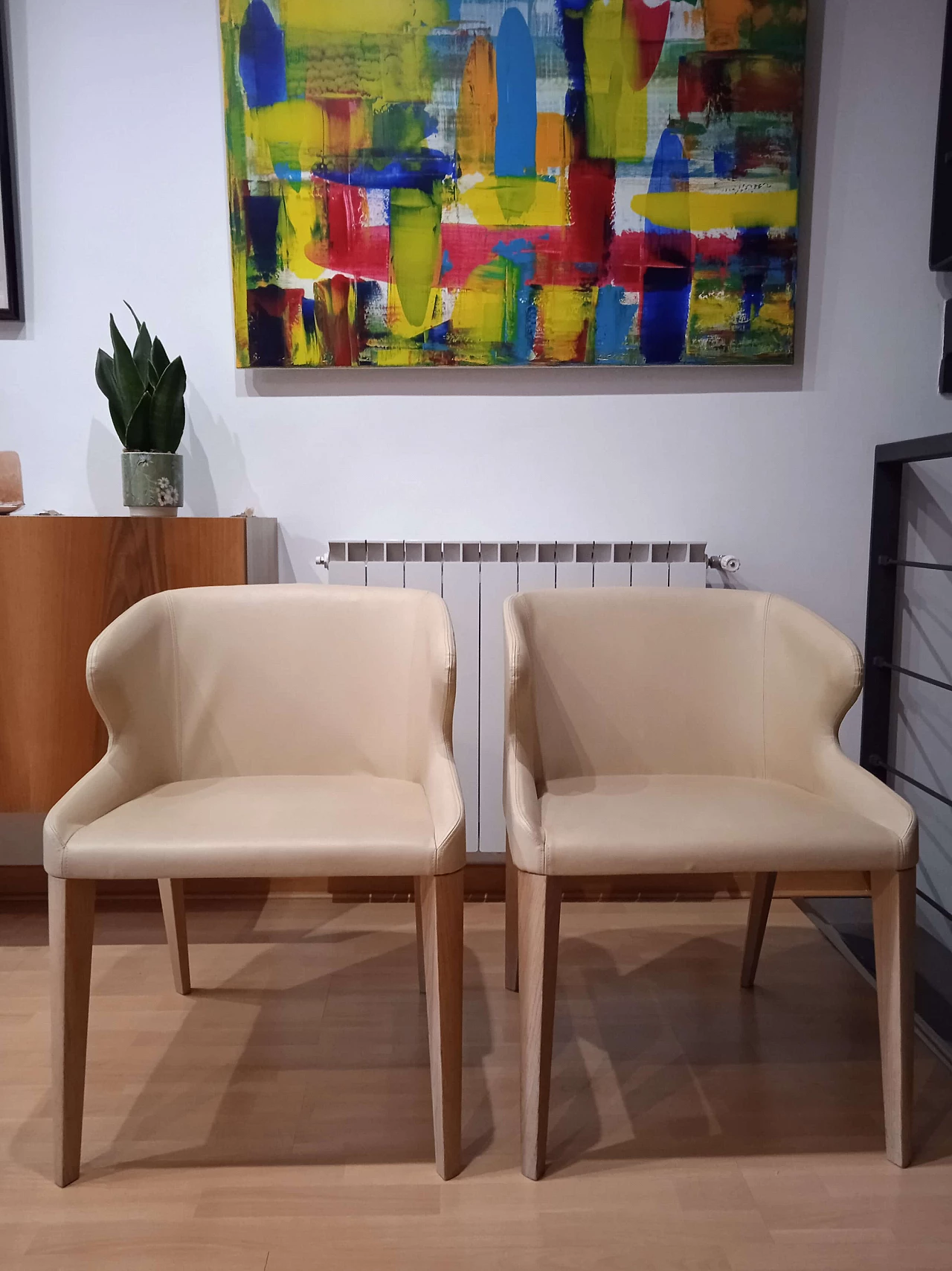 Coppia di poltroncine Leila 681 in pelle tortora di M. Manzoni e R. Tapinassi per Pedrali 13