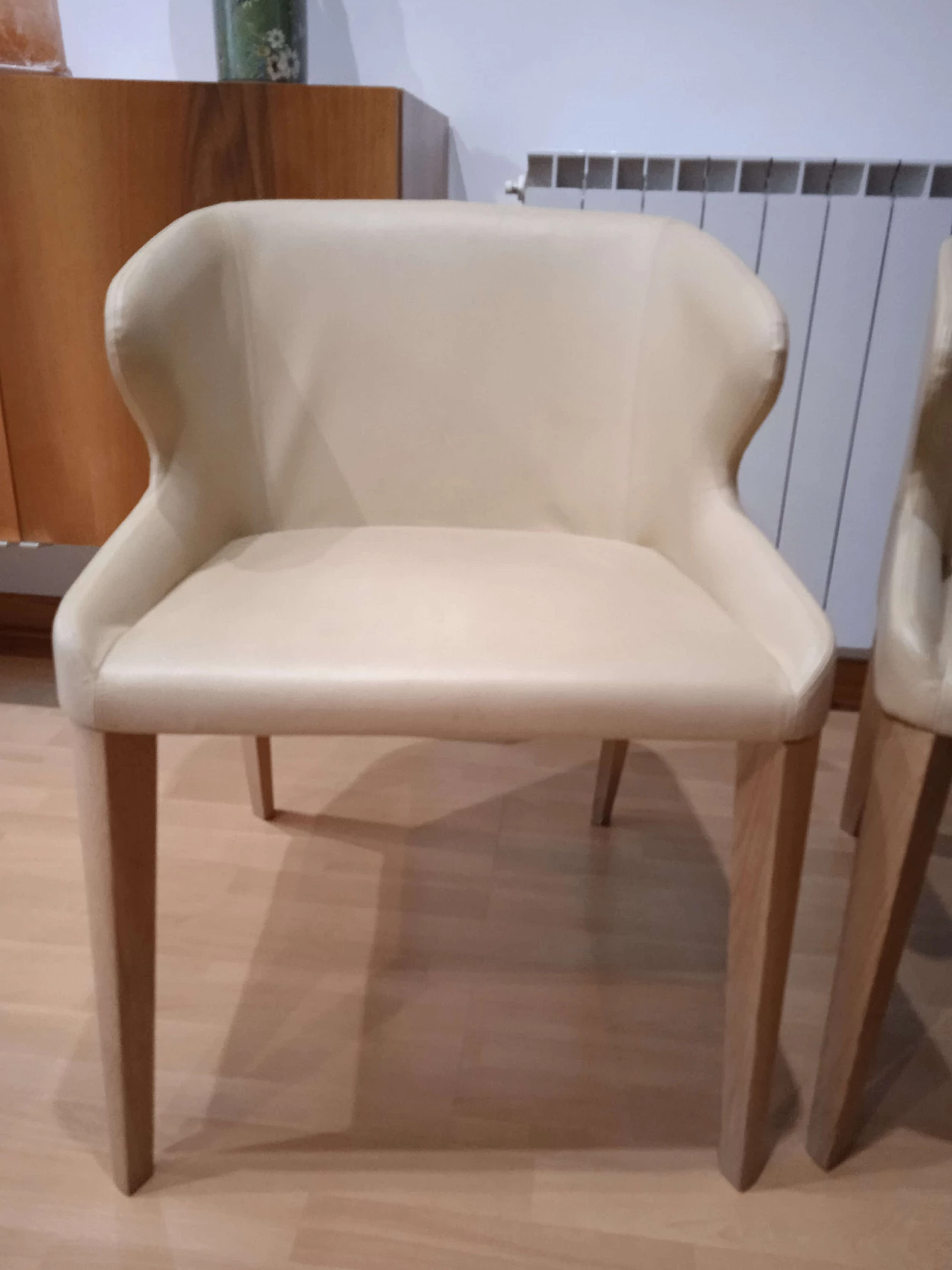 Coppia di poltroncine Leila 681 in pelle tortora di M. Manzoni e R. Tapinassi per Pedrali 15