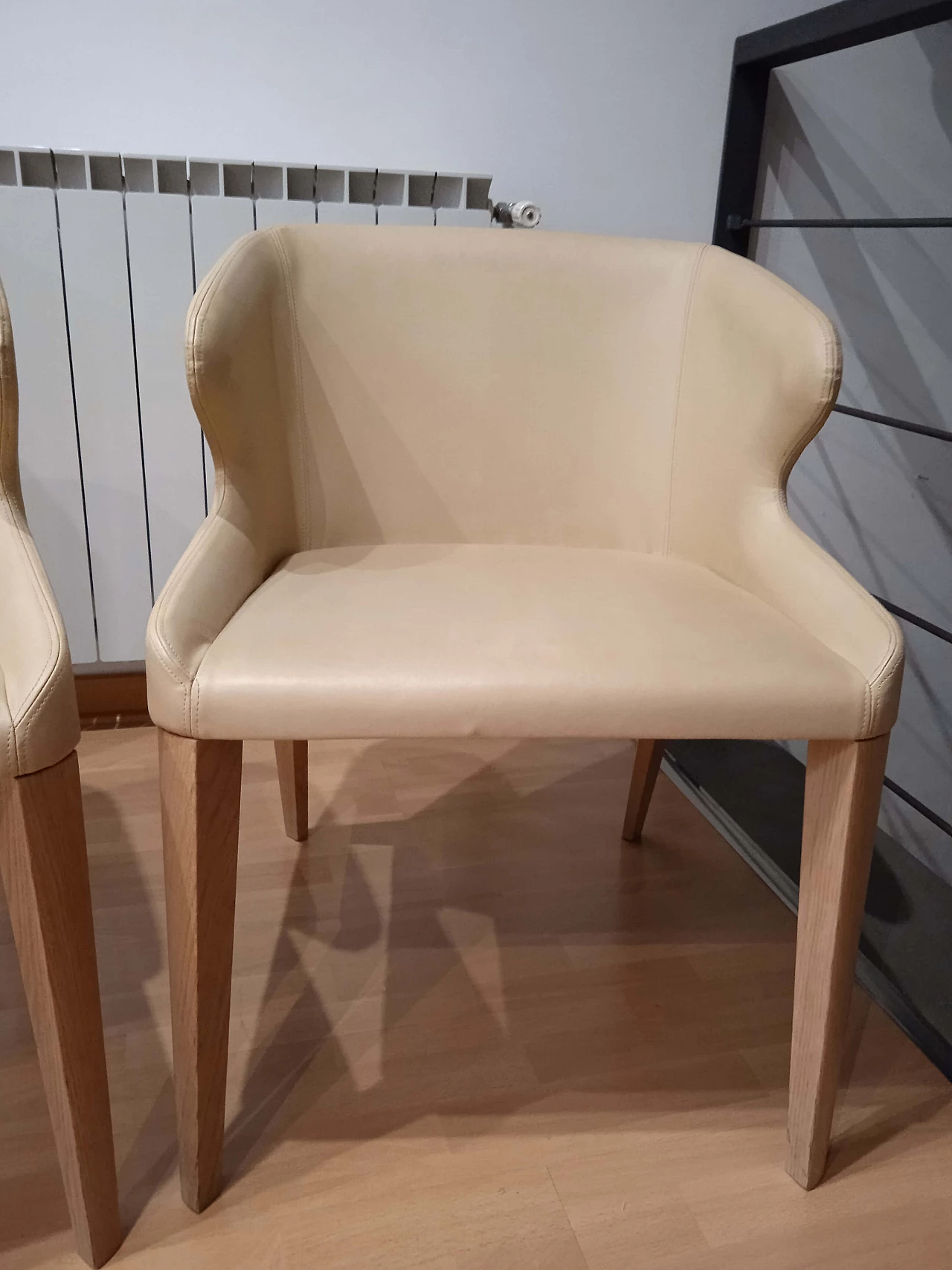 Coppia di poltroncine Leila 681 in pelle tortora di M. Manzoni e R. Tapinassi per Pedrali 16