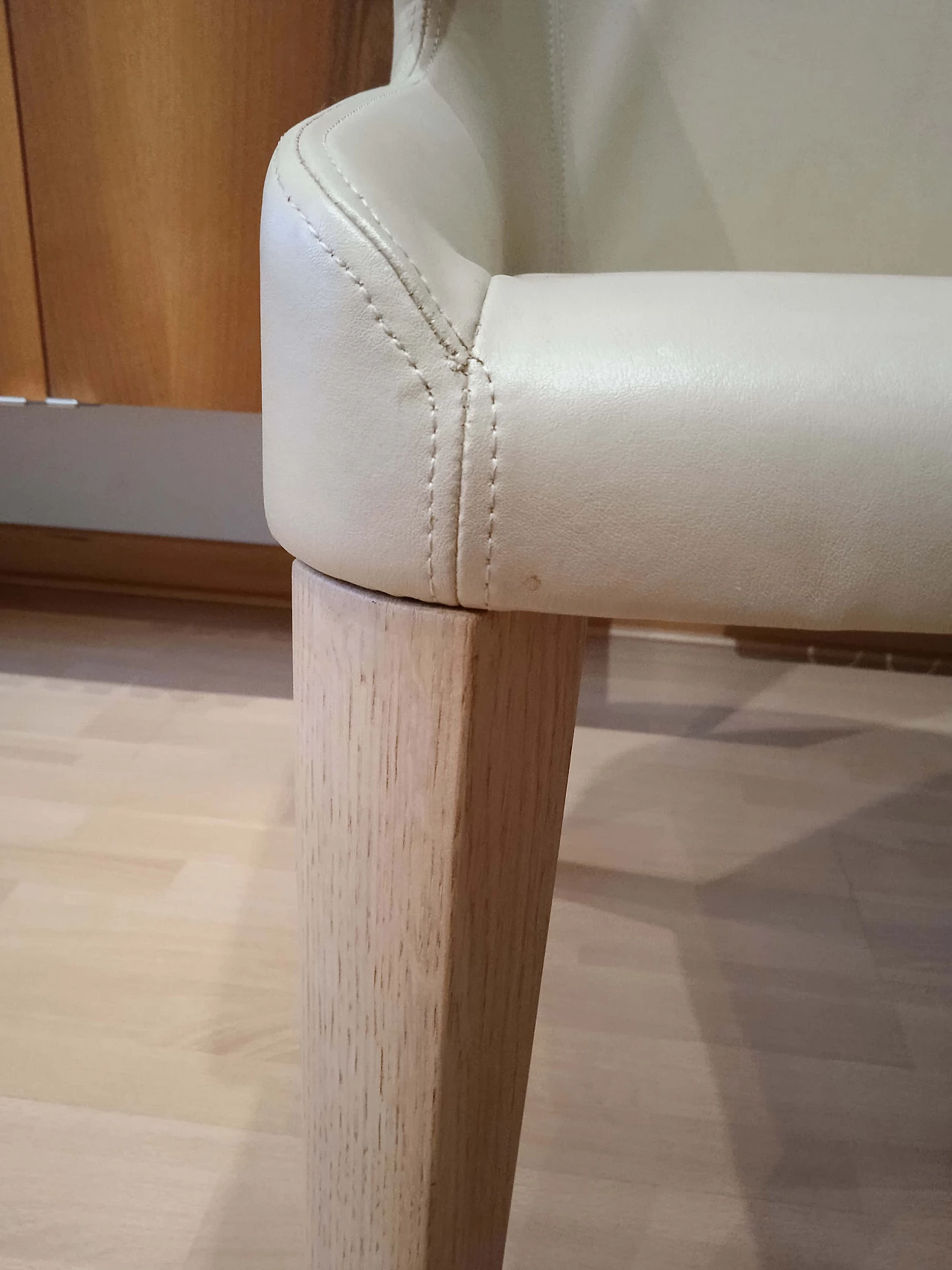 Coppia di poltroncine Leila 681 in pelle tortora di M. Manzoni e R. Tapinassi per Pedrali 17