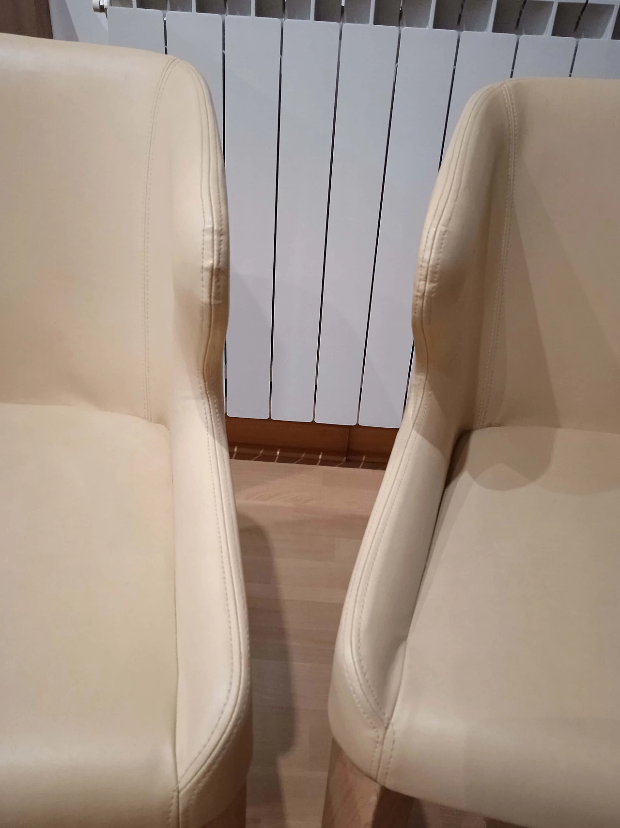 Coppia di poltroncine Leila 681 in pelle tortora di M. Manzoni e R. Tapinassi per Pedrali 19