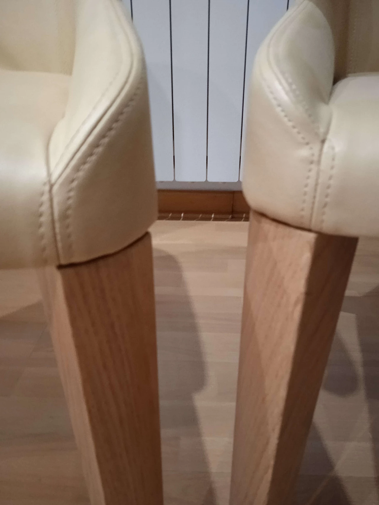 Coppia di poltroncine Leila 681 in pelle tortora di M. Manzoni e R. Tapinassi per Pedrali 20