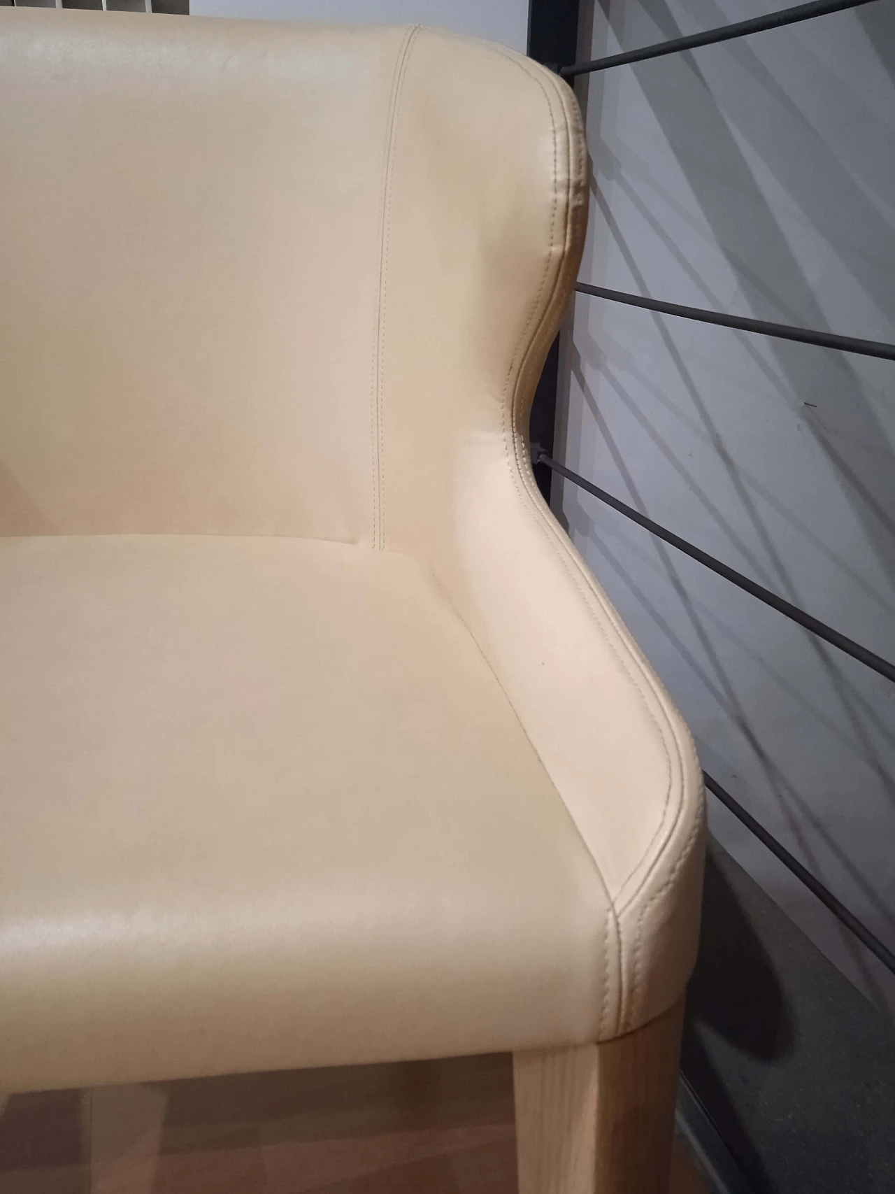 Coppia di poltroncine Leila 681 in pelle tortora di M. Manzoni e R. Tapinassi per Pedrali 21