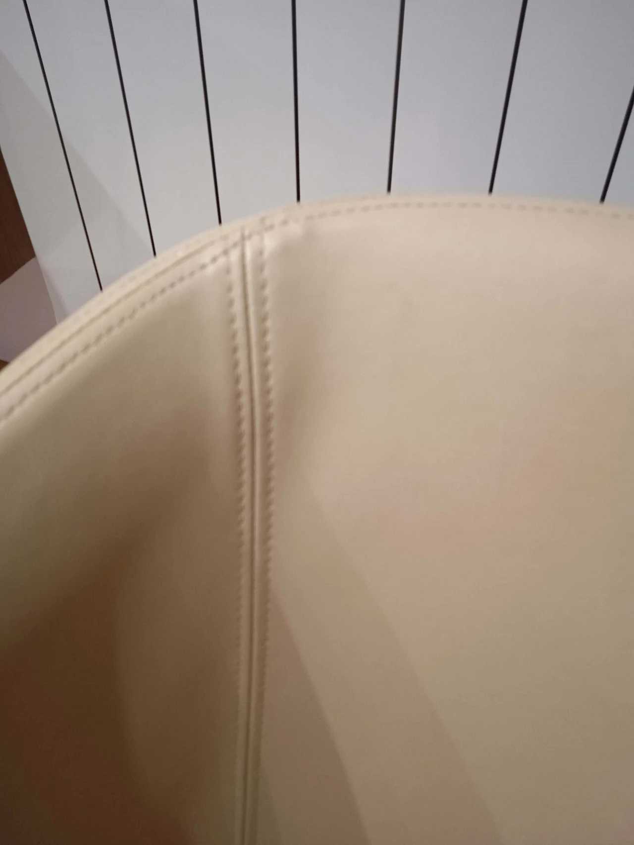 Coppia di poltroncine Leila 681 in pelle tortora di M. Manzoni e R. Tapinassi per Pedrali 22