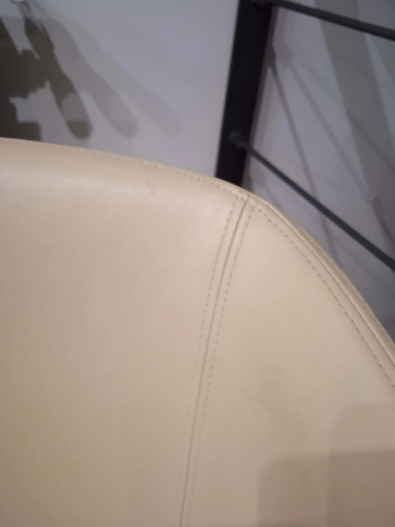 Coppia di poltroncine Leila 681 in pelle tortora di M. Manzoni e R. Tapinassi per Pedrali 23