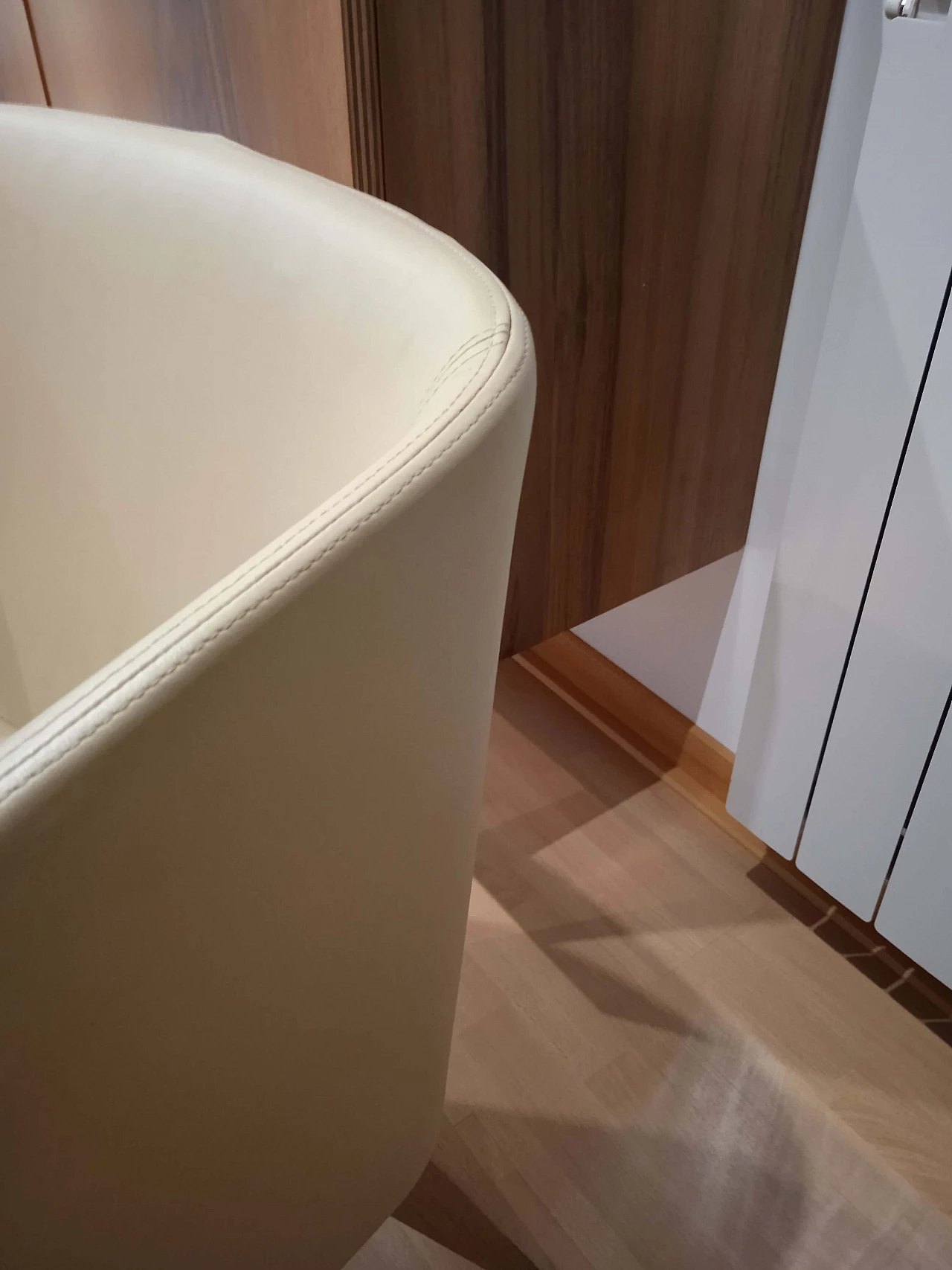 Coppia di poltroncine Leila 681 in pelle tortora di M. Manzoni e R. Tapinassi per Pedrali 24