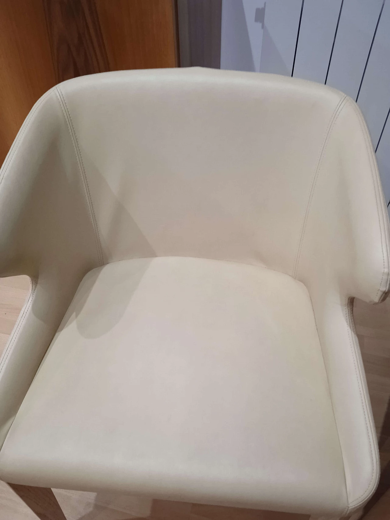 Coppia di poltroncine Leila 681 in pelle tortora di M. Manzoni e R. Tapinassi per Pedrali 26