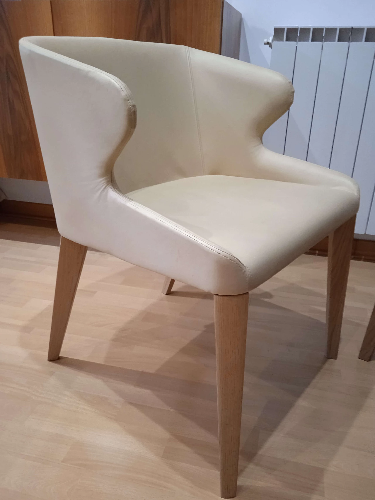 Coppia di poltroncine Leila 681 in pelle tortora di M. Manzoni e R. Tapinassi per Pedrali 27