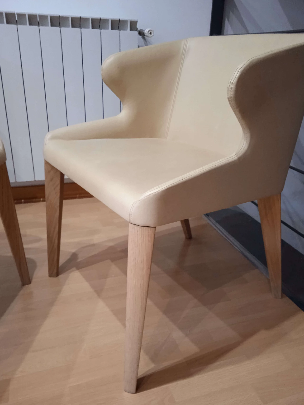 Coppia di poltroncine Leila 681 in pelle tortora di M. Manzoni e R. Tapinassi per Pedrali 28