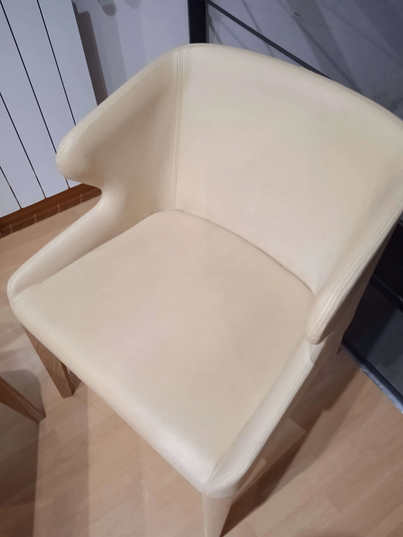 Coppia di poltroncine Leila 681 in pelle tortora di M. Manzoni e R. Tapinassi per Pedrali 30