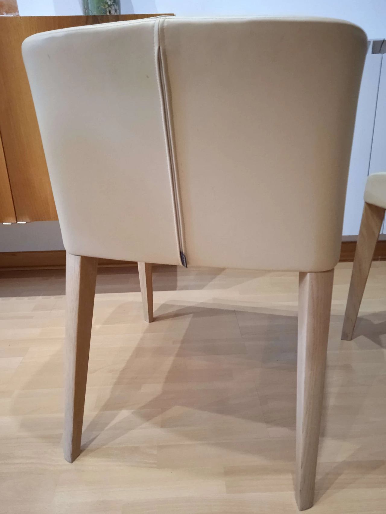 Coppia di poltroncine Leila 681 in pelle tortora di M. Manzoni e R. Tapinassi per Pedrali 32