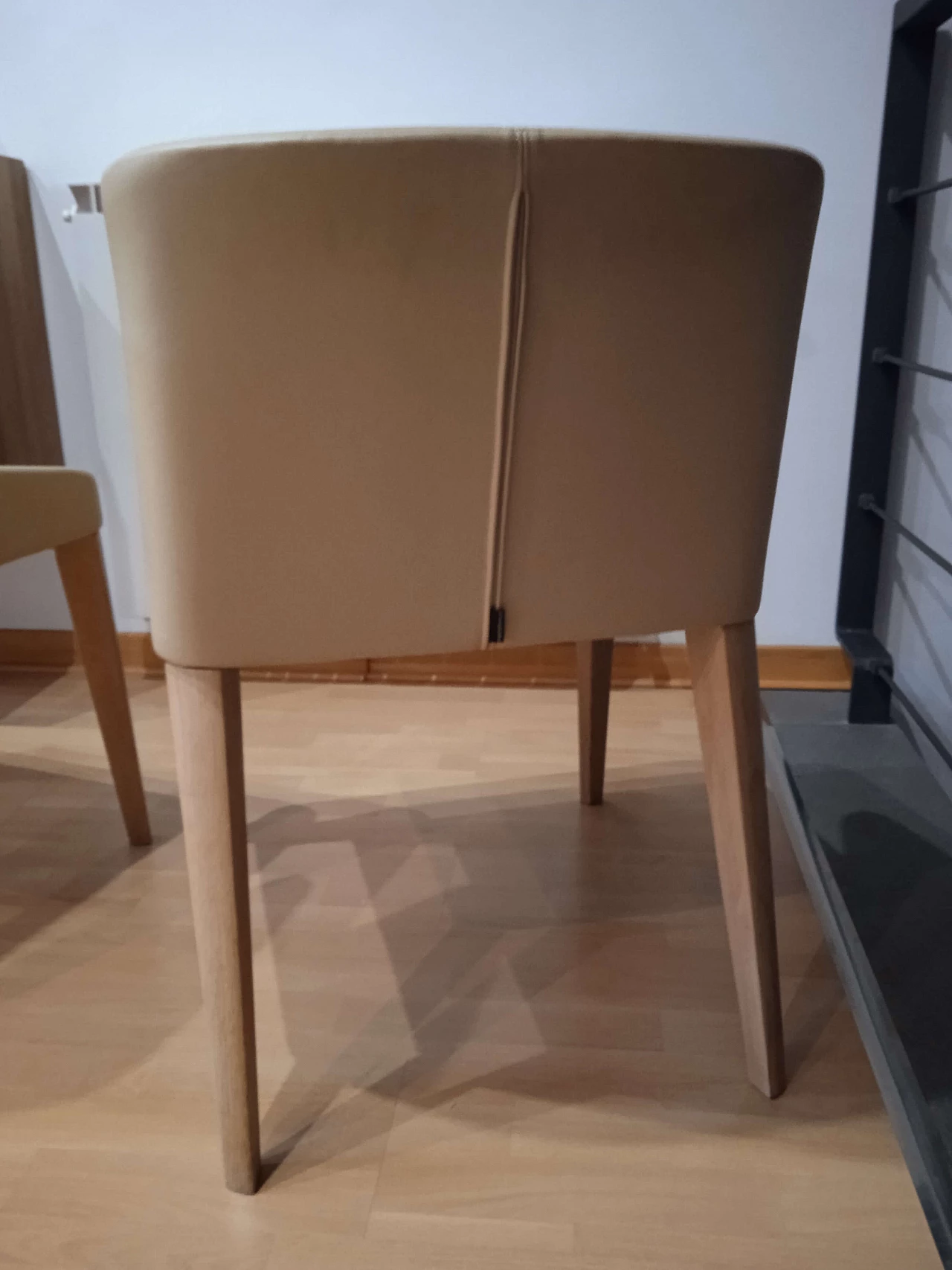 Coppia di poltroncine Leila 681 in pelle tortora di M. Manzoni e R. Tapinassi per Pedrali 33