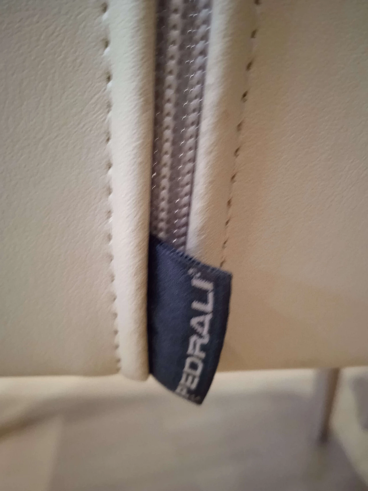 Coppia di poltroncine Leila 681 in pelle tortora di M. Manzoni e R. Tapinassi per Pedrali 34