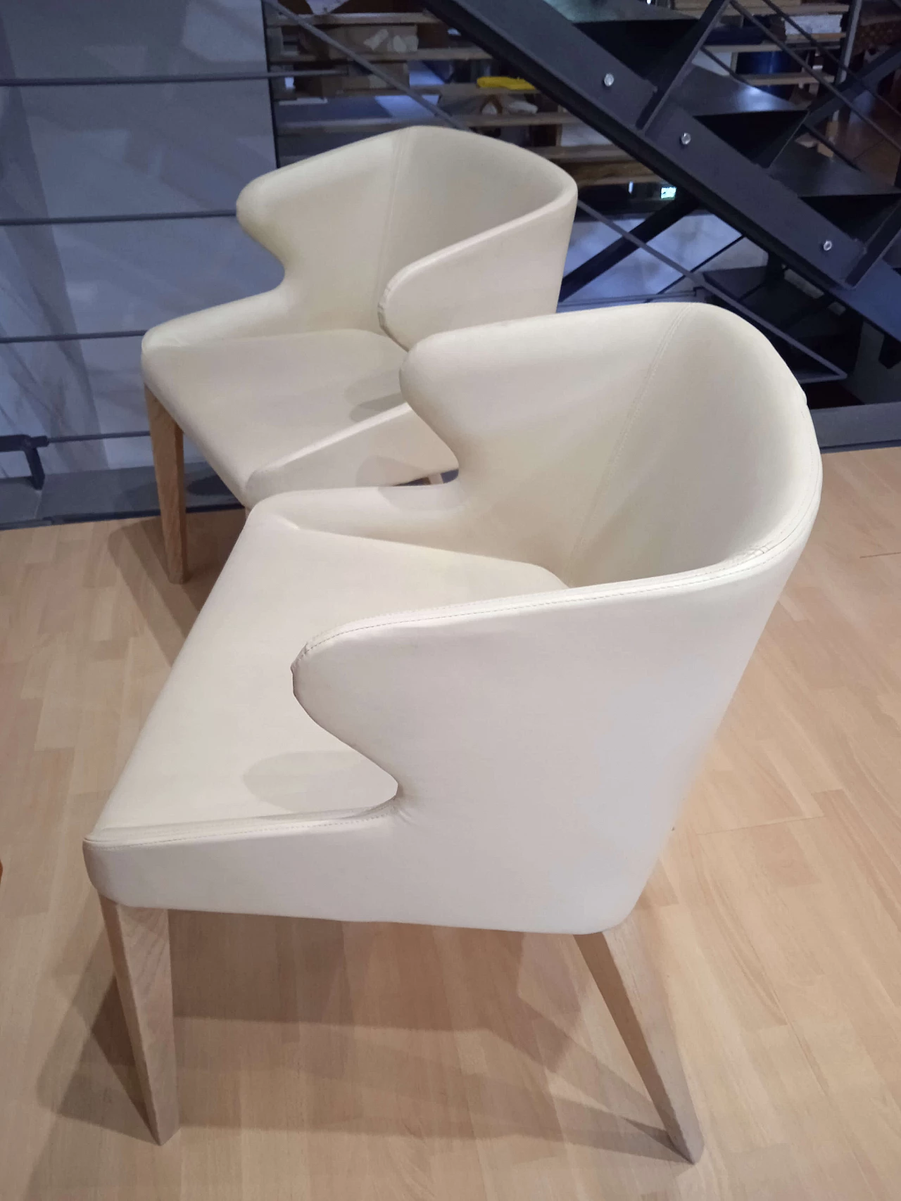 Coppia di poltroncine Leila 681 in pelle tortora di M. Manzoni e R. Tapinassi per Pedrali 35