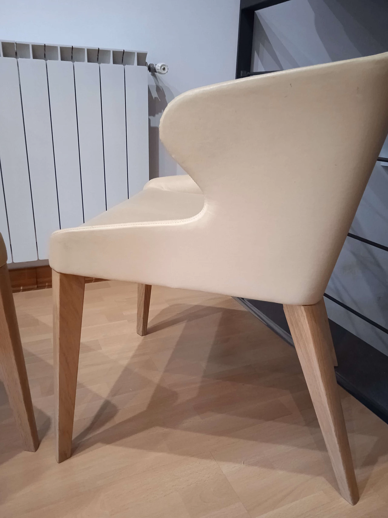 Coppia di poltroncine Leila 681 in pelle tortora di M. Manzoni e R. Tapinassi per Pedrali 37