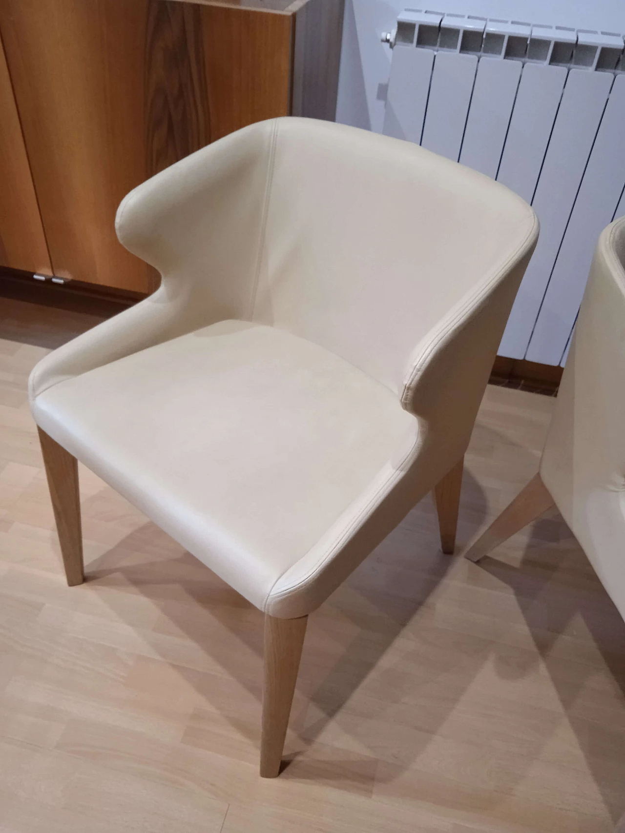 Coppia di poltroncine Leila 681 in pelle tortora di M. Manzoni e R. Tapinassi per Pedrali 38