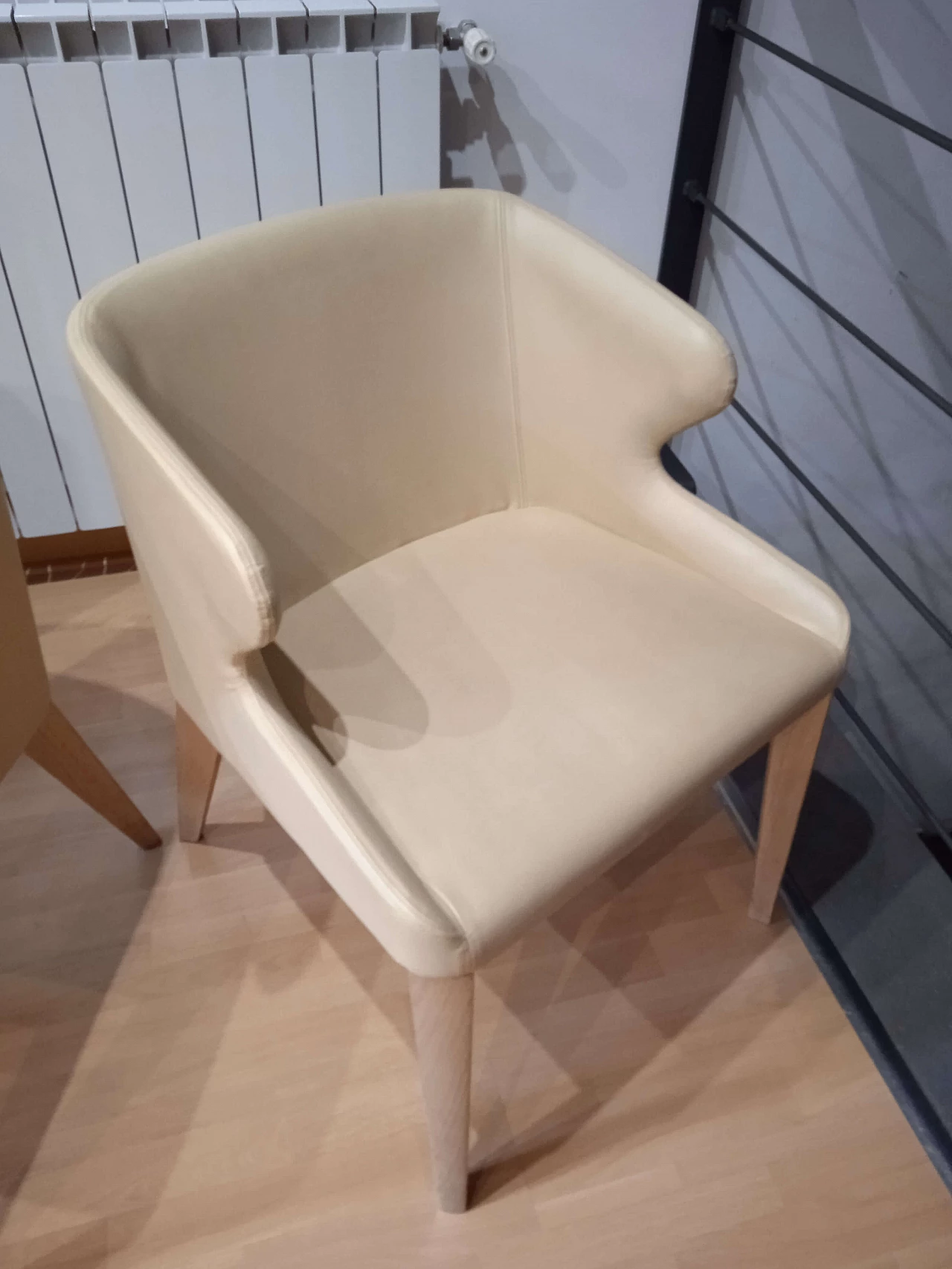 Coppia di poltroncine Leila 681 in pelle tortora di M. Manzoni e R. Tapinassi per Pedrali 39