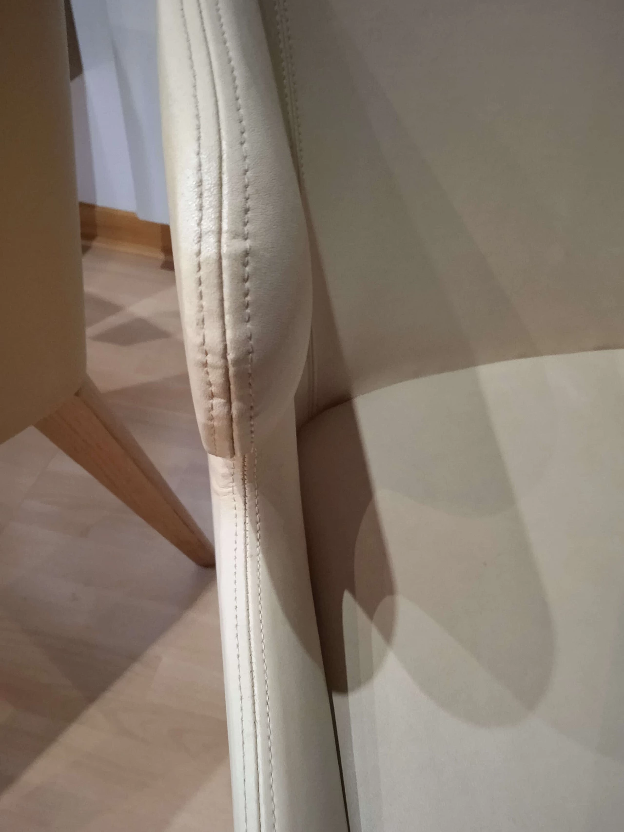 Coppia di poltroncine Leila 681 in pelle tortora di M. Manzoni e R. Tapinassi per Pedrali 40