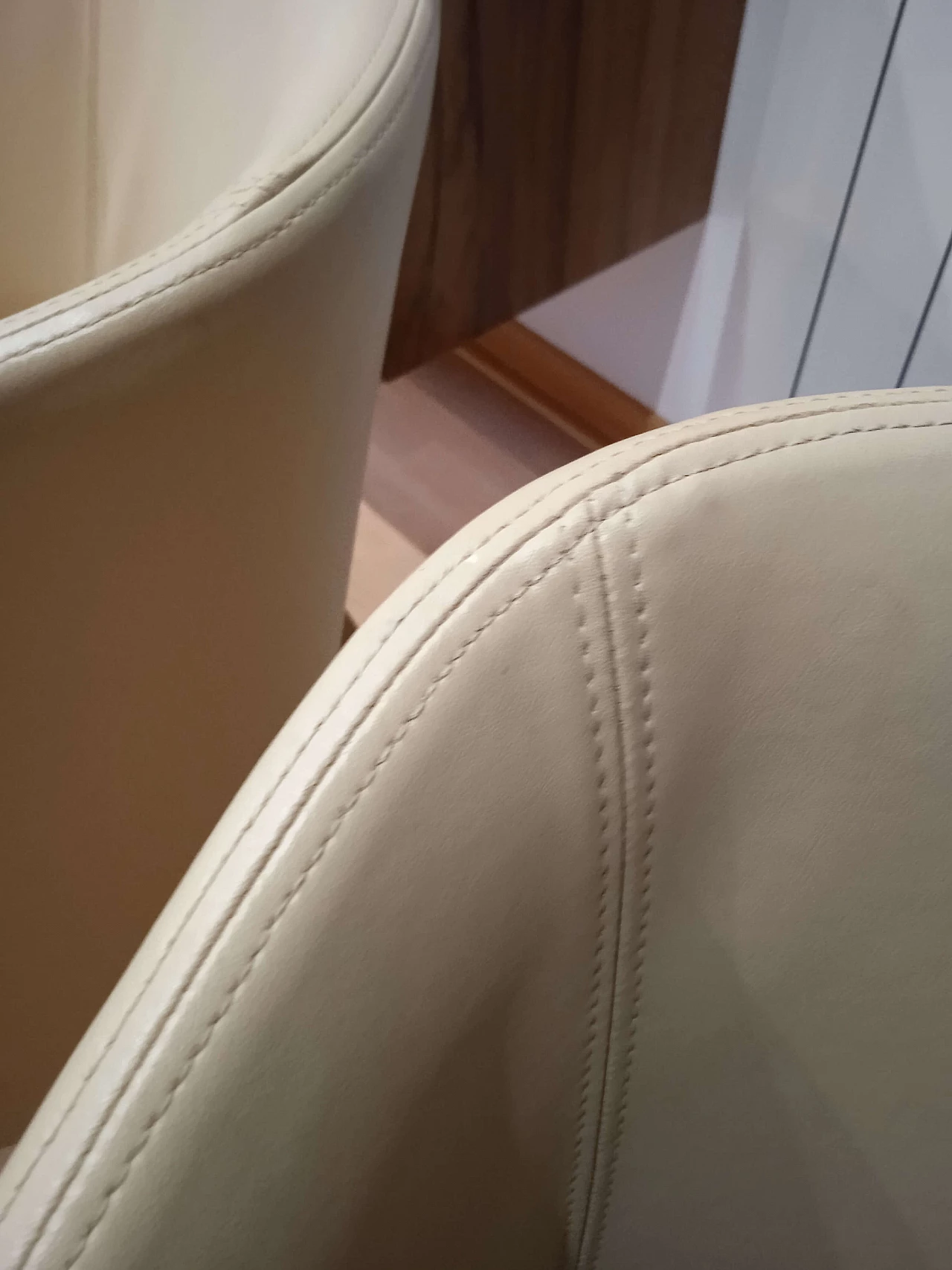 Coppia di poltroncine Leila 681 in pelle tortora di M. Manzoni e R. Tapinassi per Pedrali 41