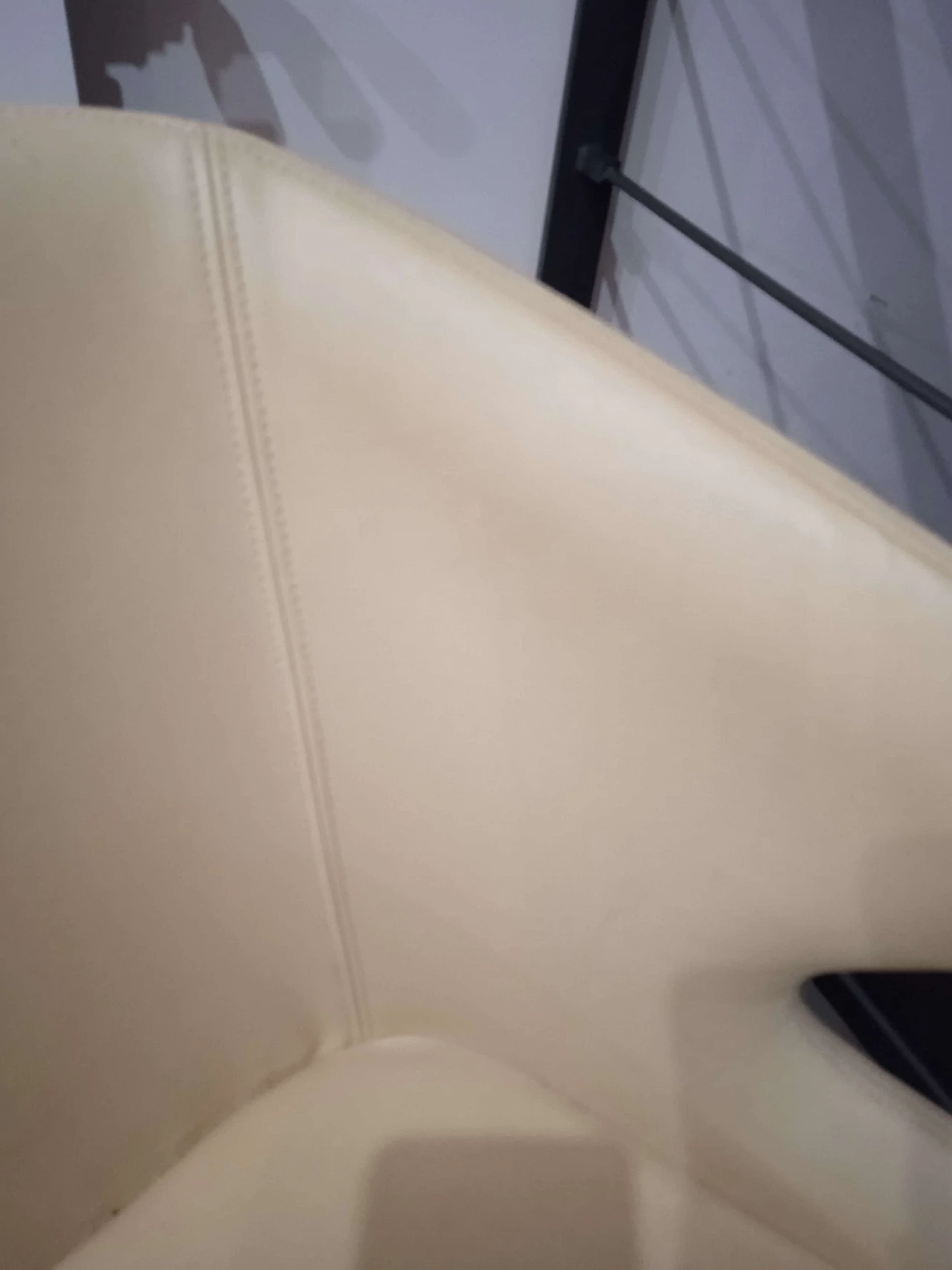 Coppia di poltroncine Leila 681 in pelle tortora di M. Manzoni e R. Tapinassi per Pedrali 42